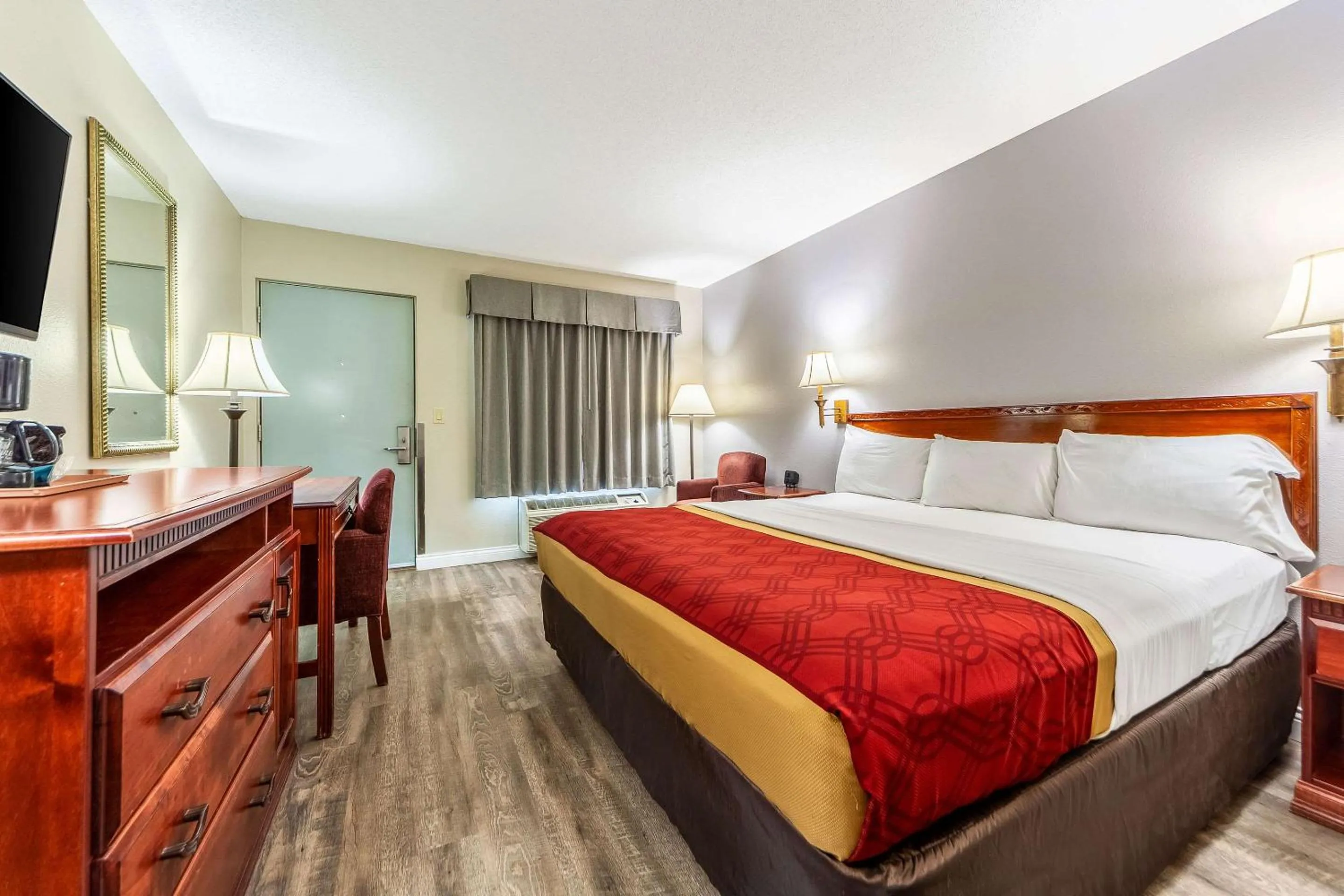 Photo of the whole room, Bed in Econo Lodge Lincoln