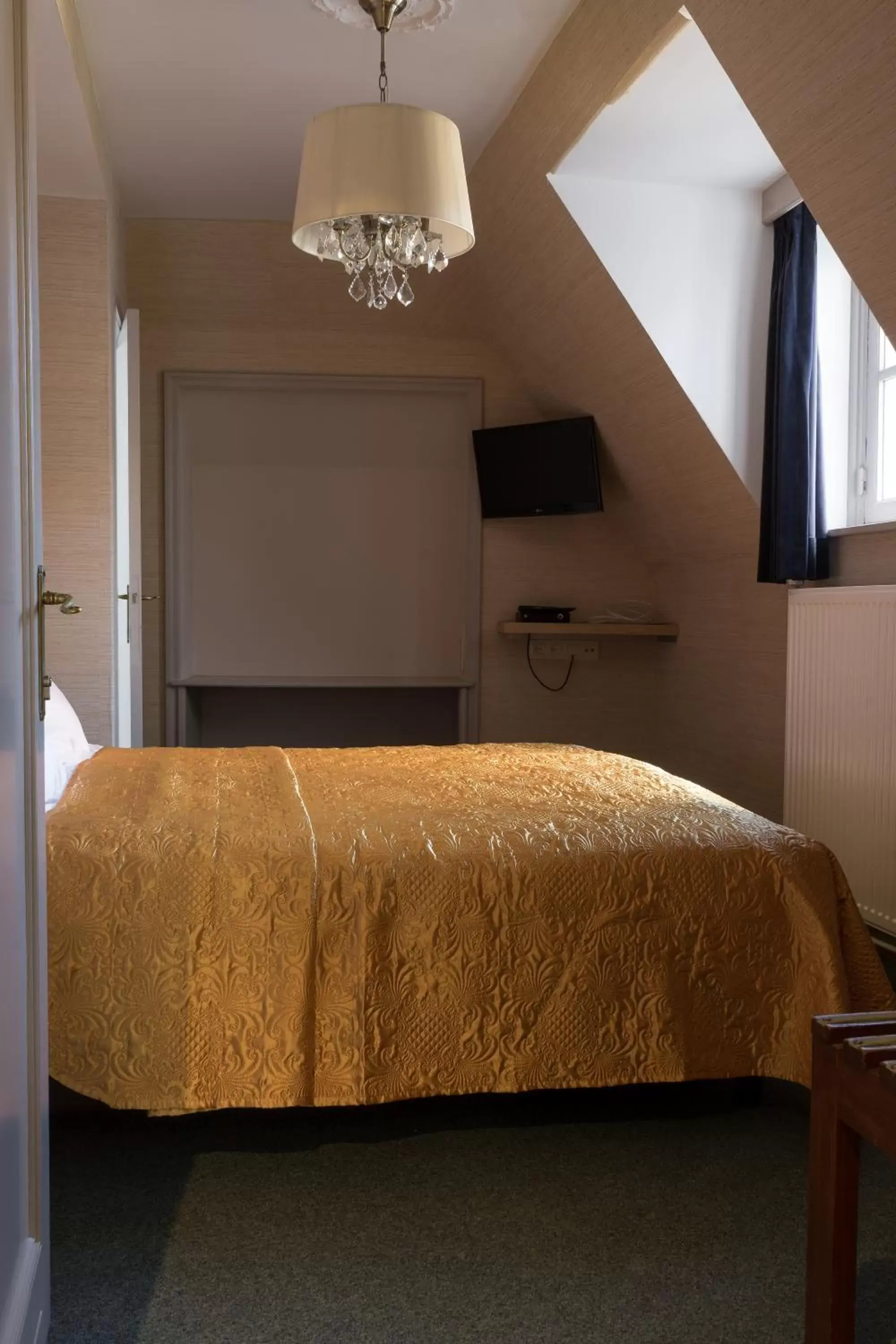 Small Double or Twin Room with Canal View in Hotel Duc De Bourgogne Small Double or Twin Room with Canal View in Hotel Duc De Bourgogne