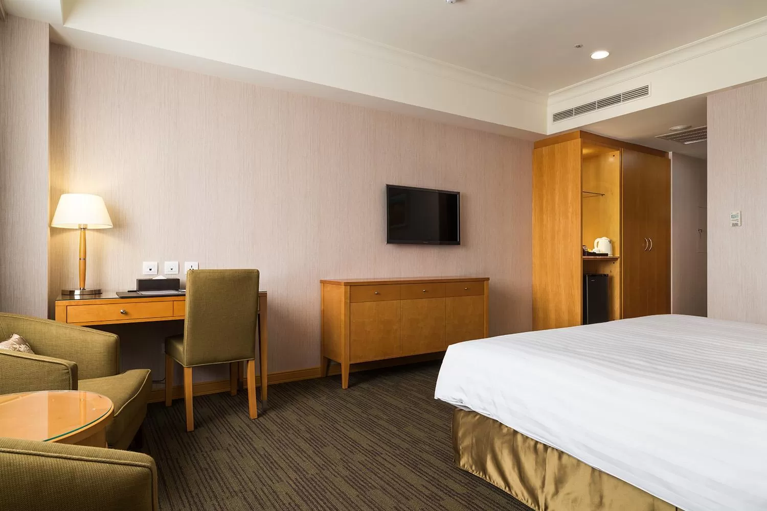 Photo of the whole room, Bed in Fushin Hotel Taipei