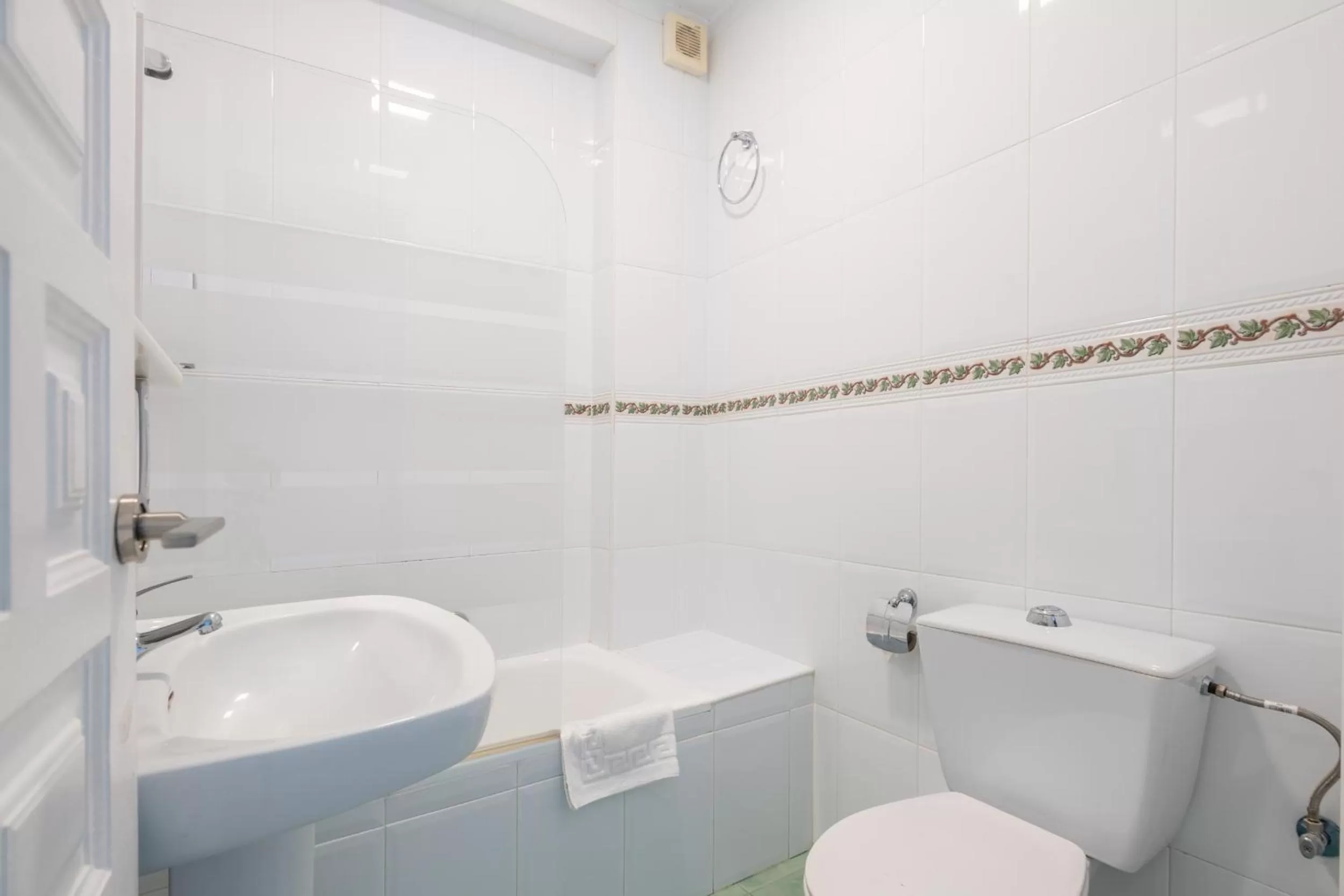 Bathroom in Apartahotel Playamaro by Dorobe