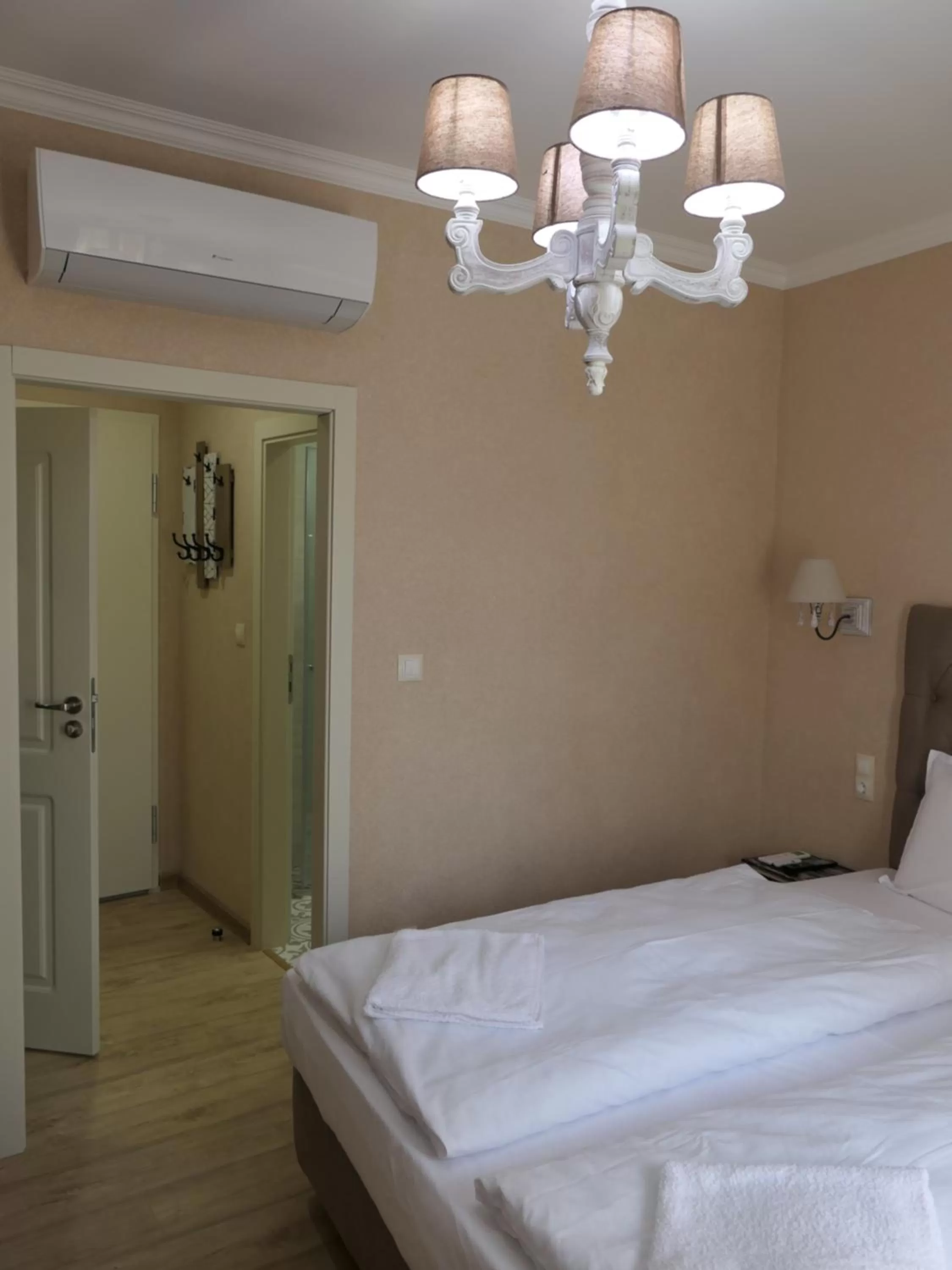 Staff, Bed in Hotel MEDITERRANEO