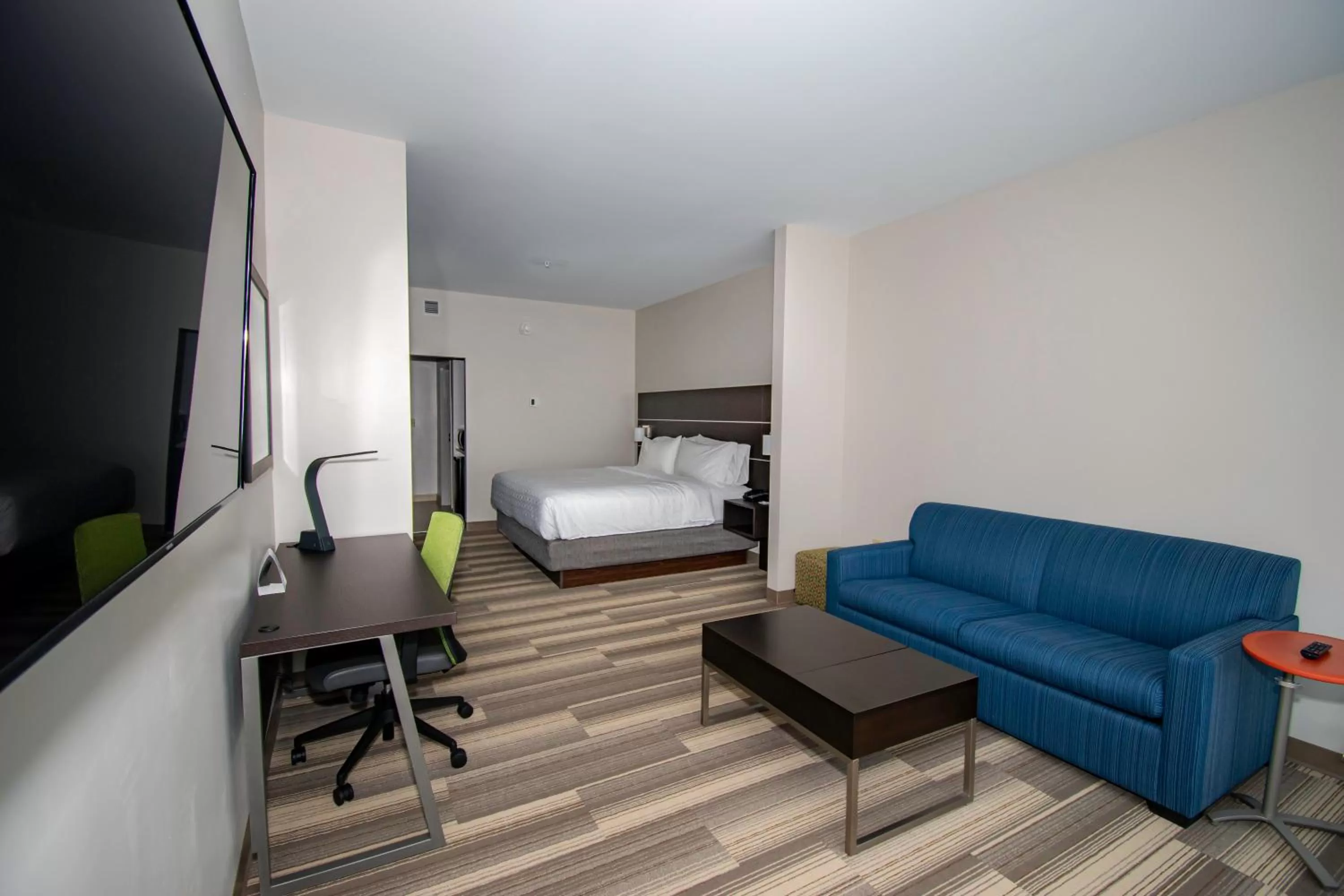 Photo of the whole room, Bed in Holiday Inn Express & Suites Tonawanda - Buffalo Area by IHG