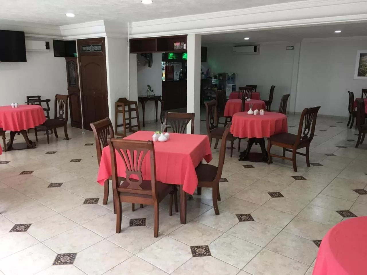 Restaurant/places to eat in Hotel Casino Plaza