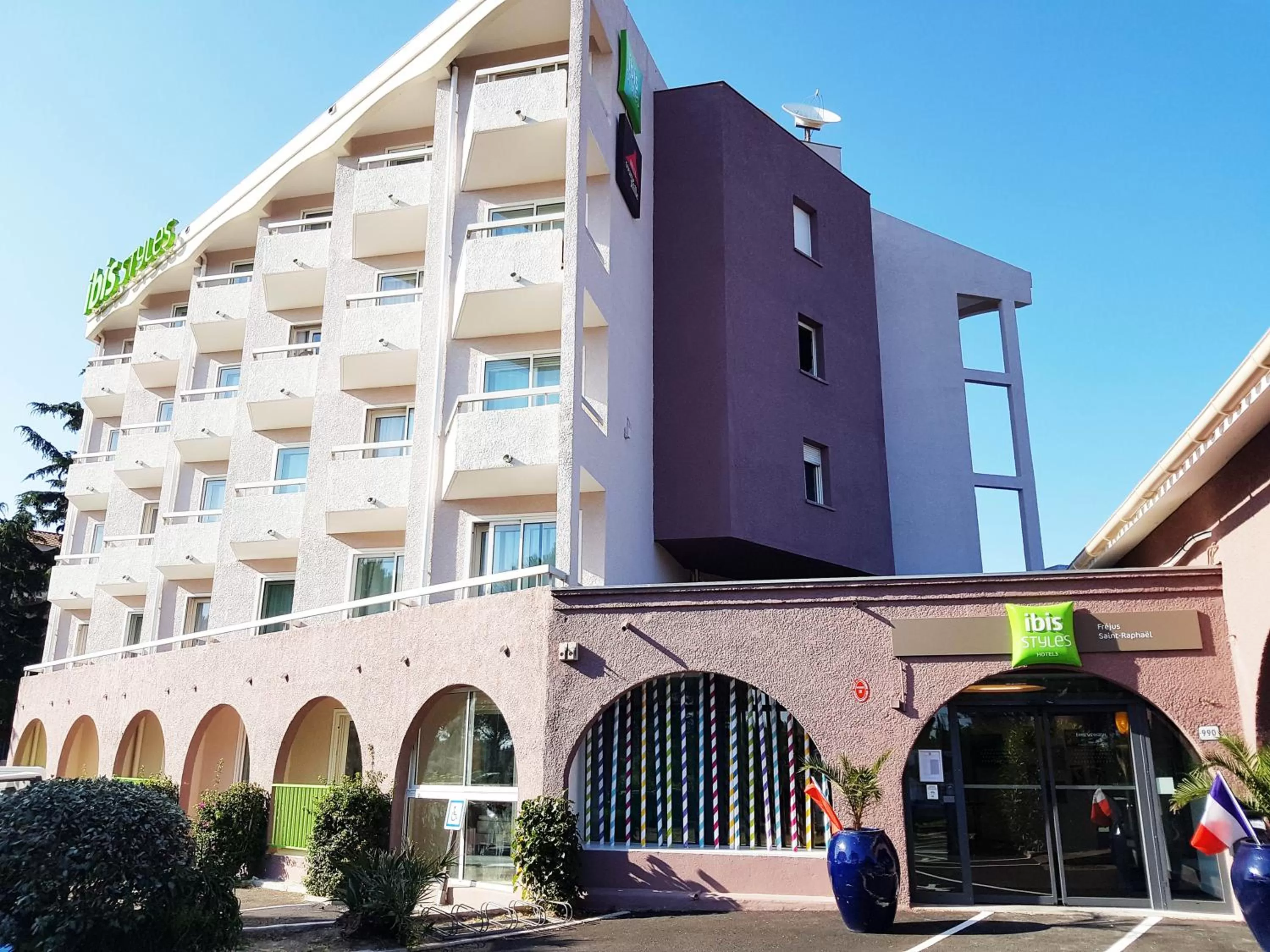 Facade/entrance in ibis Styles Fréjus St Raphael