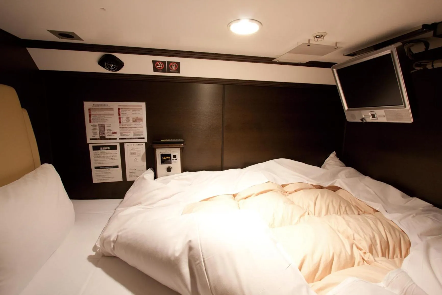 Bed in HEARTS Capsule Hotel & Spa Nakasu -Male only-
