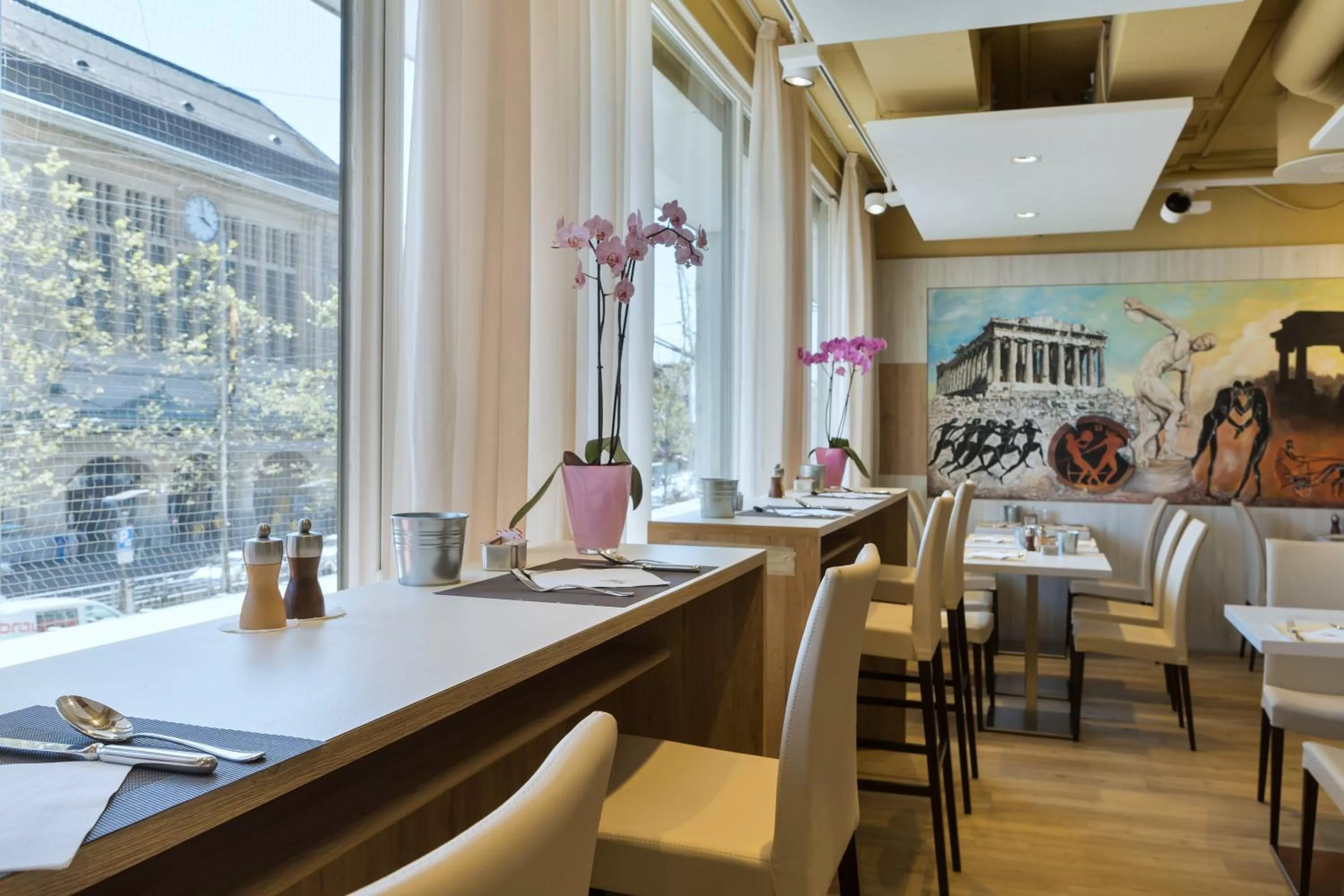 Restaurant/places to eat in Continental Hotel Lausanne