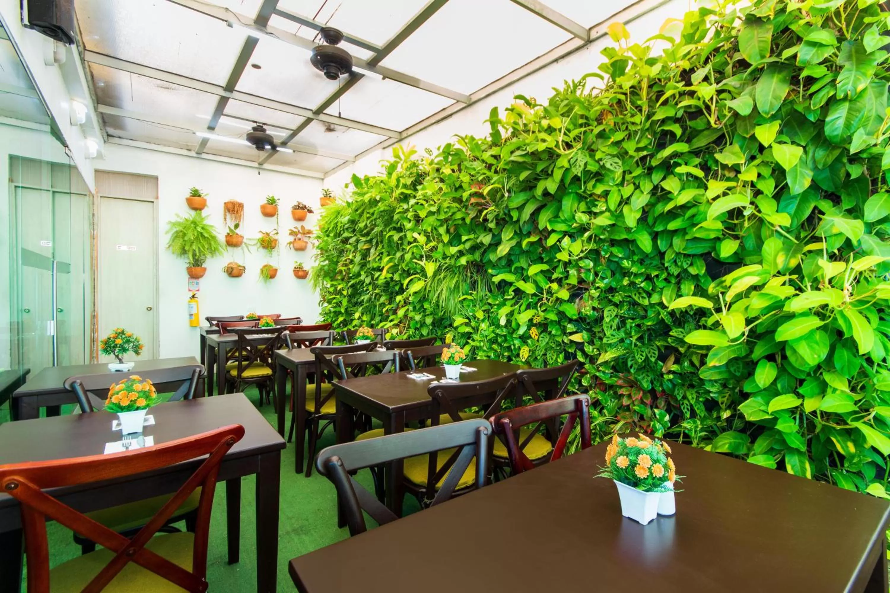 Restaurant/places to eat in Hotel Aixo Suites By GEH Suites