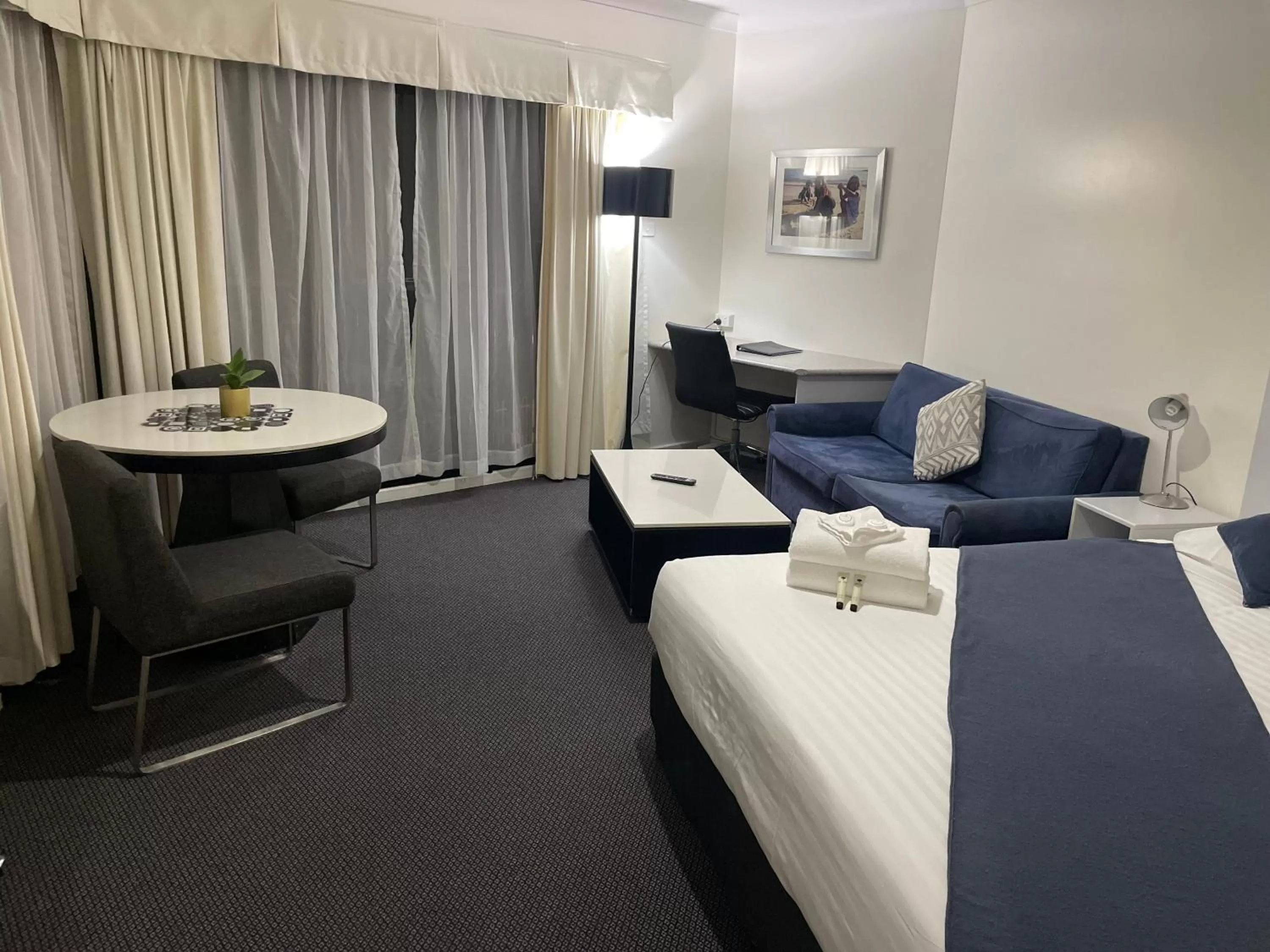 Bed in Lakeview Motor Inn