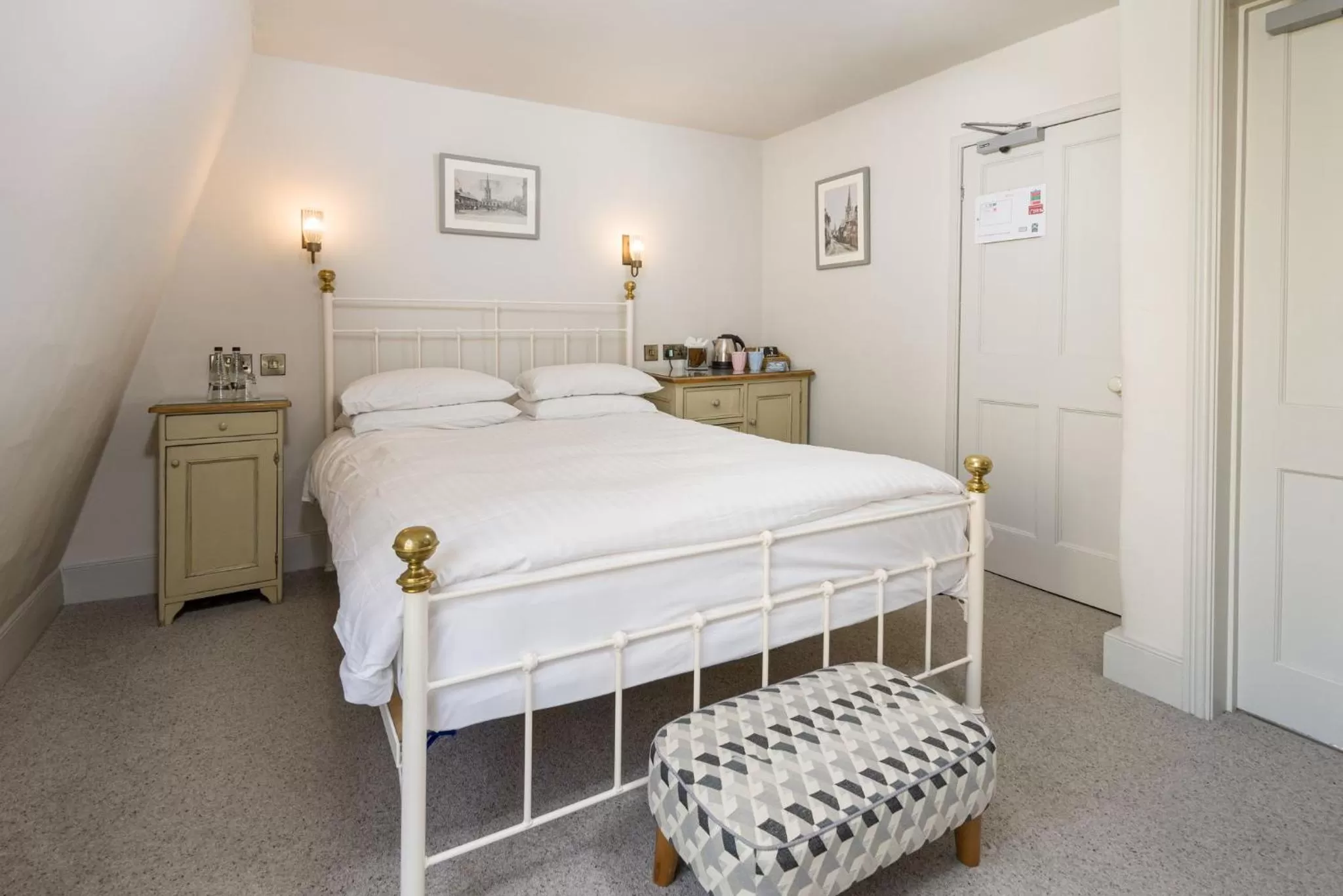 Bedroom, Bed in Crown Hotel