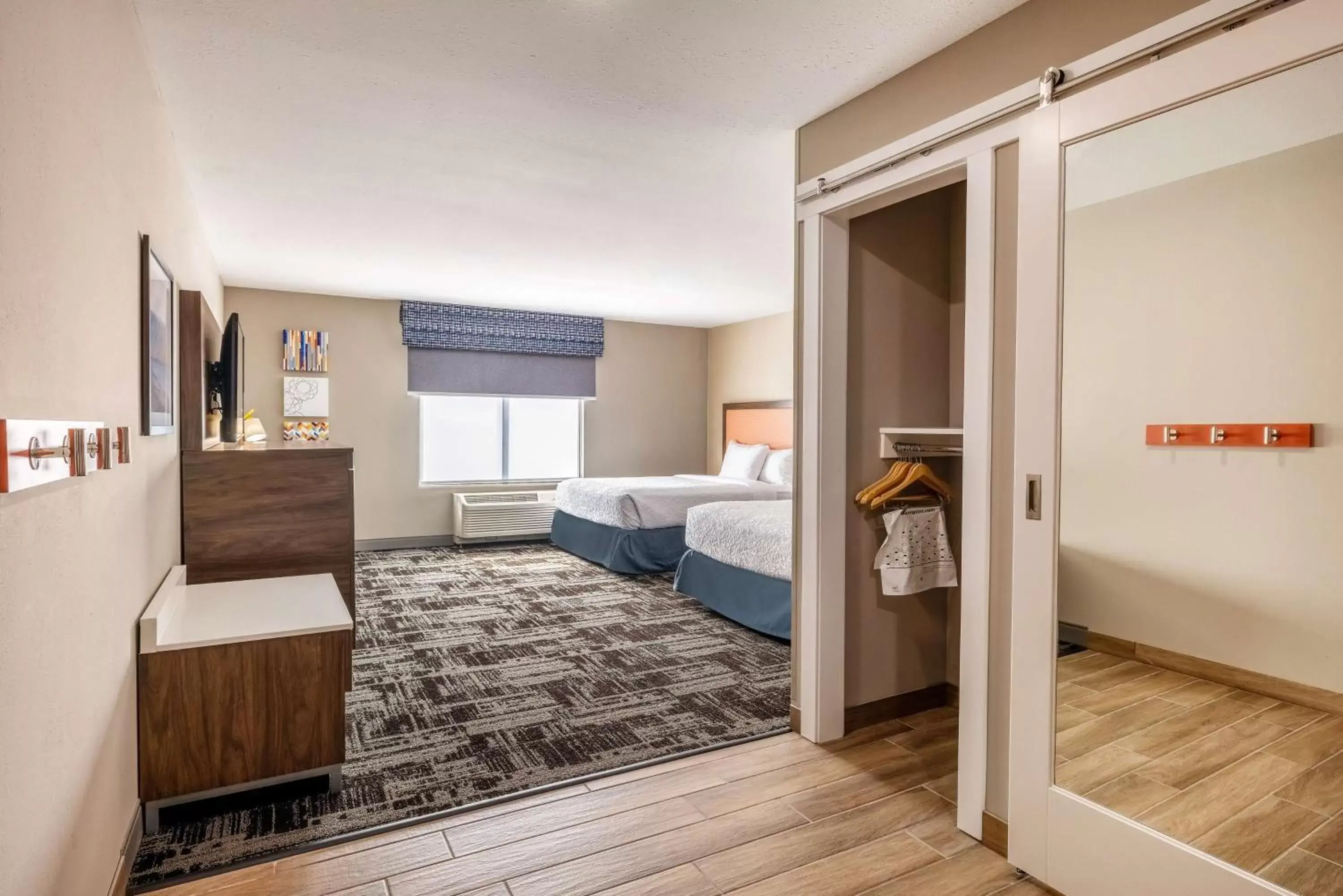 Queen Room with Bath Tub - Mobility Access/Non-Smoking in Hampton Inn & Suites Benton Harbor, MI Queen Room with Bath Tub - Mobility Access/Non-Smoking in Hampton Inn & Suites Benton Harbor, MI