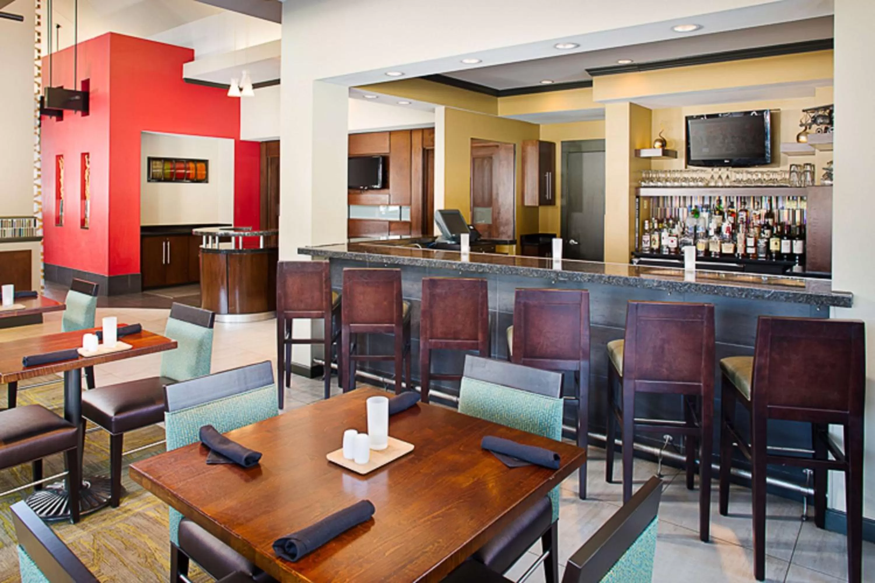 Lounge or bar in Hilton Garden Inn Albany Airport