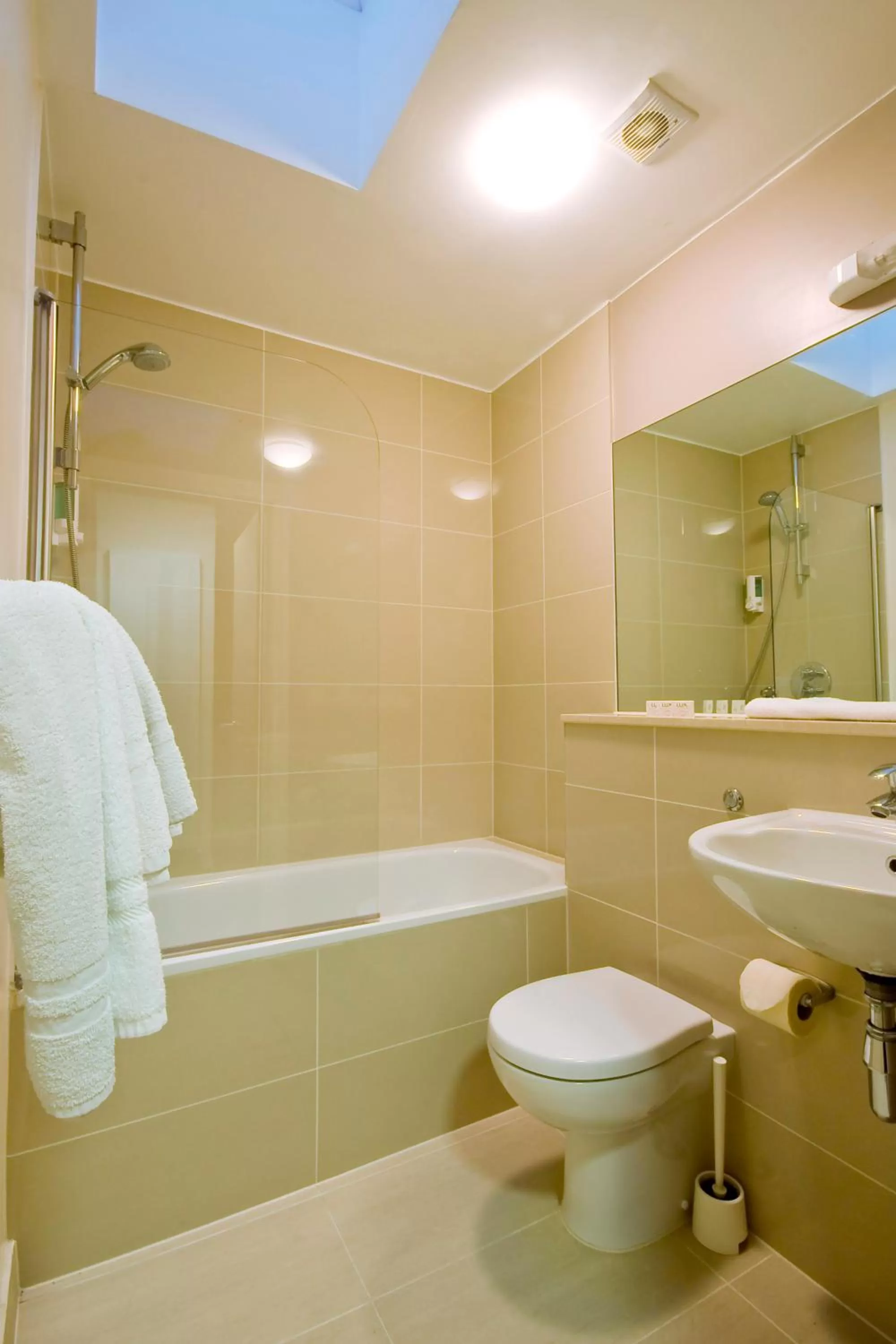 Bathroom in Queens Hotel