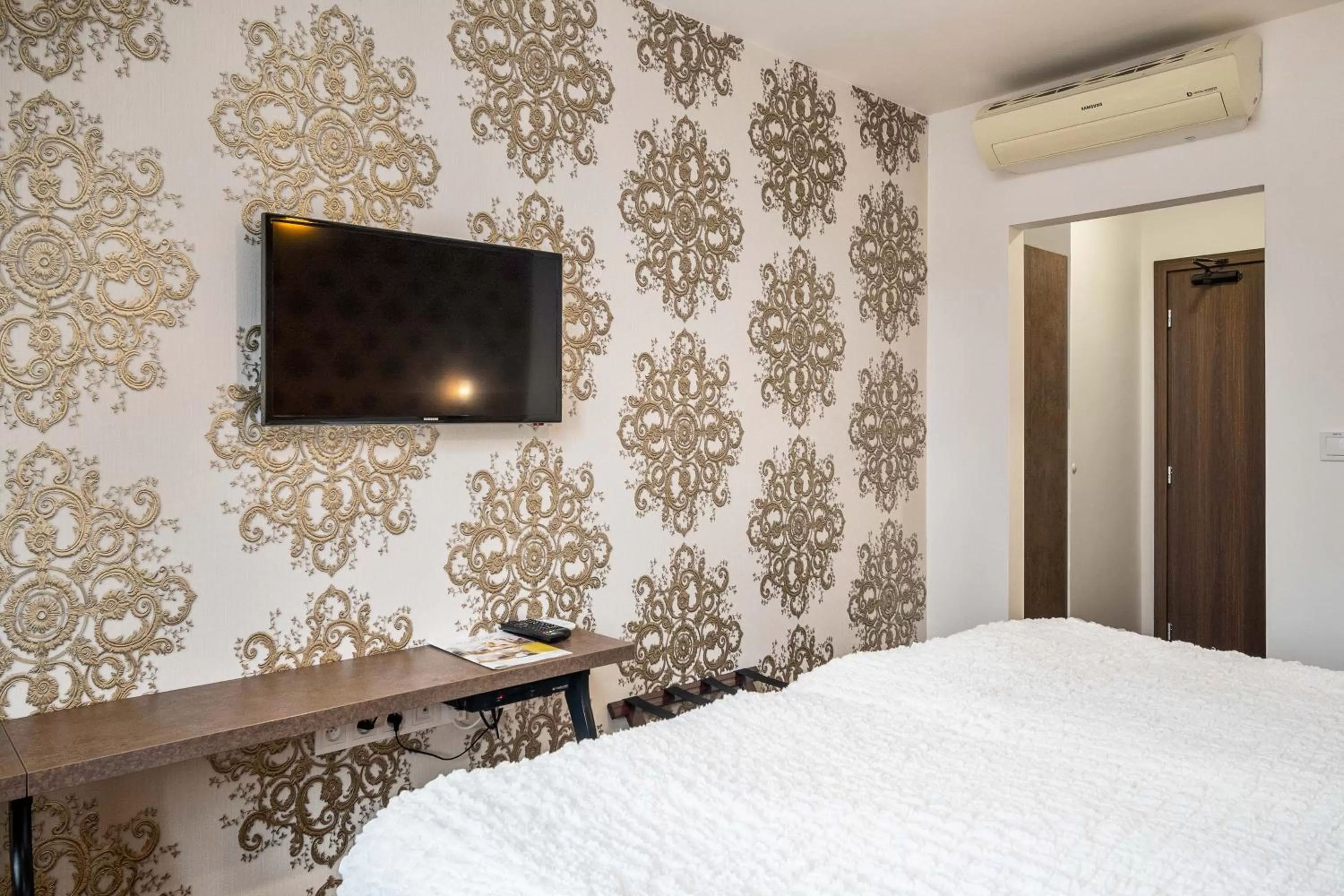 TV and multimedia, Bed in Hotel MAXPLAZA