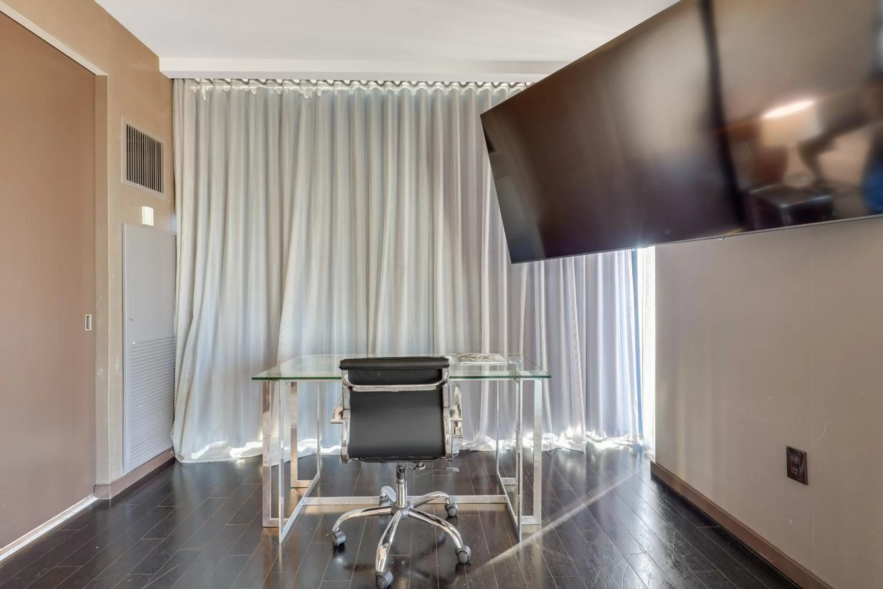 TV and multimedia in Vegas Palms HIGH 52nd fl. 1BDR corner penthouse 1220sqft