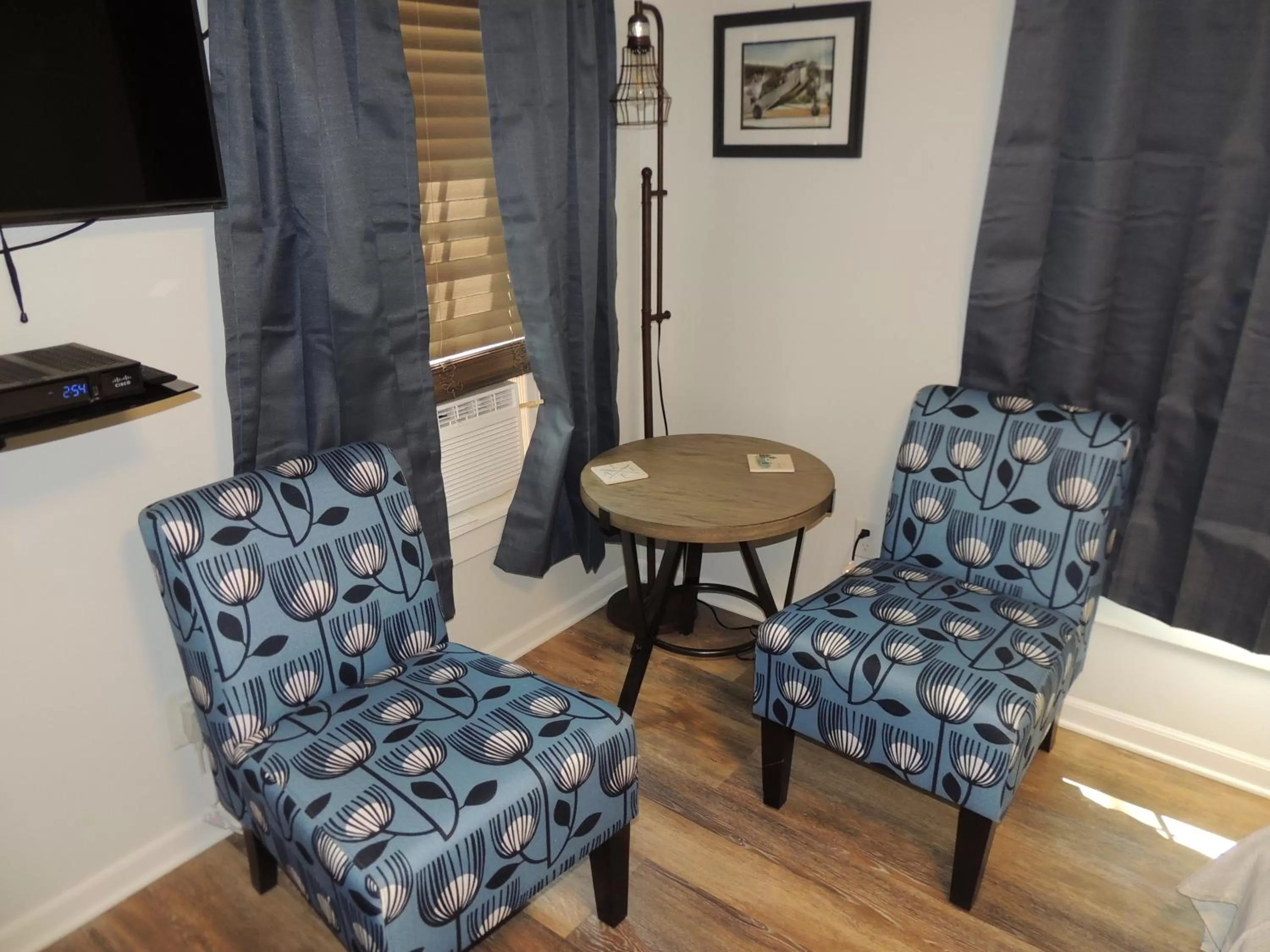 Seating area in White Caps Motel and RV Park