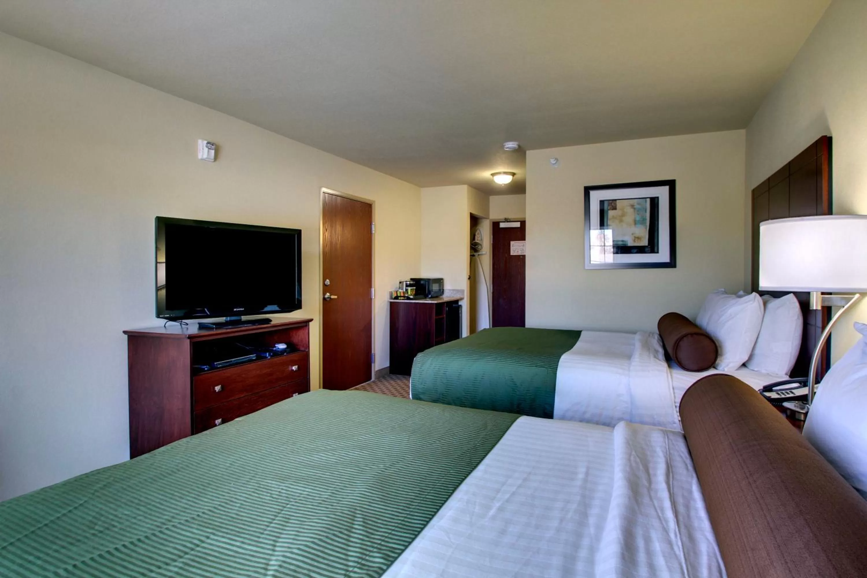 Photo of the whole room, Bed in Cobblestone Inn & Suites - Hartington