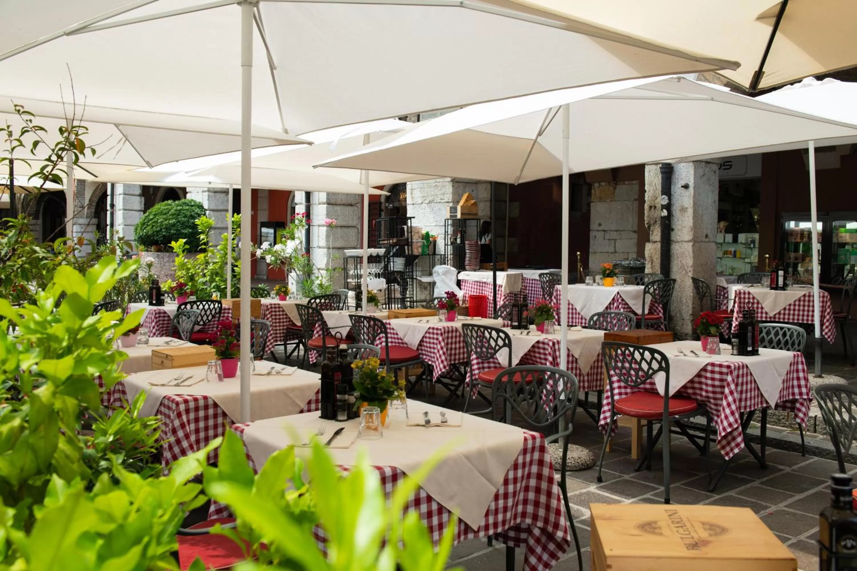 Restaurant/places to eat in Alessi Hotel Trattoria