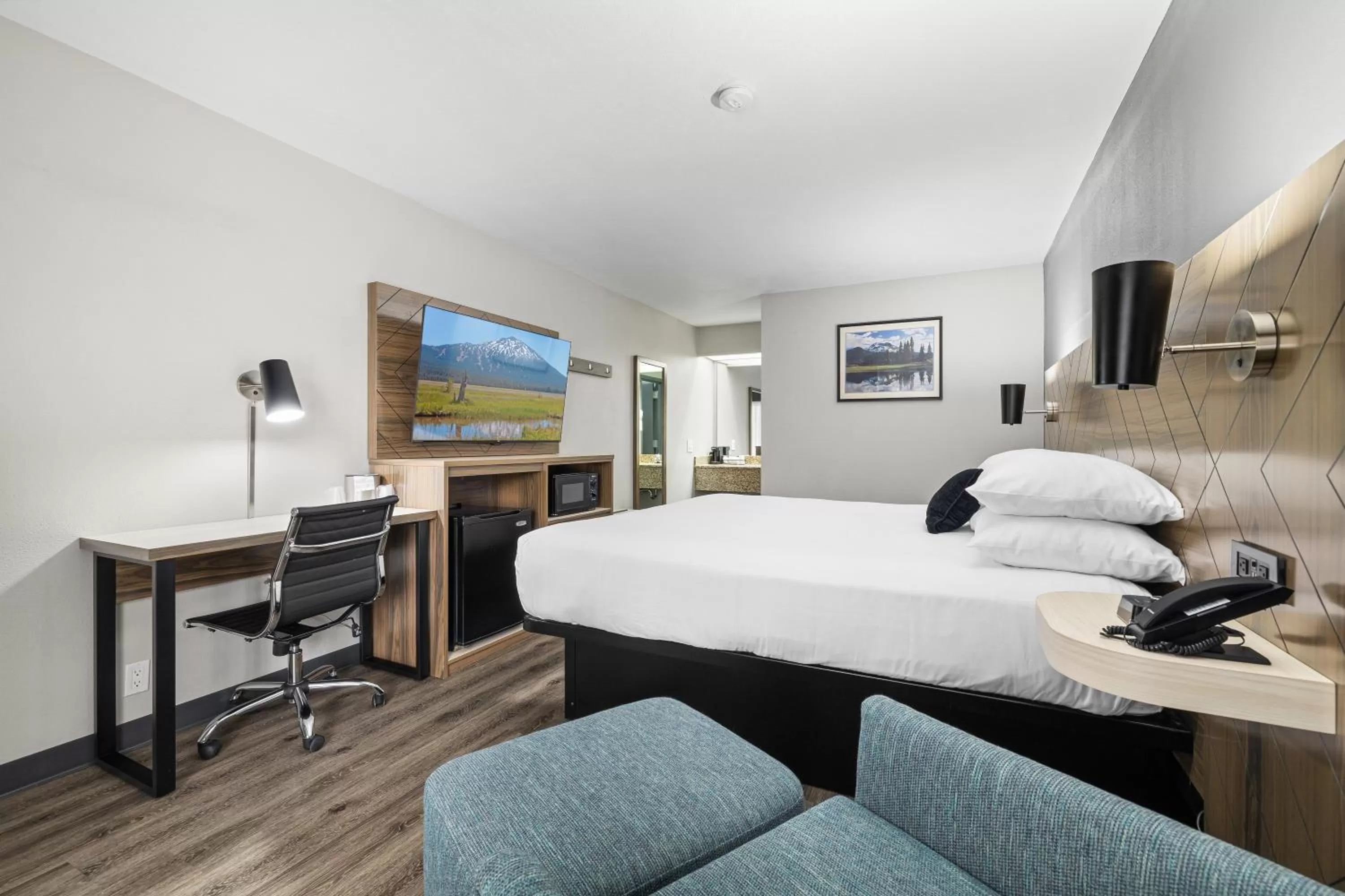 Bedroom, Bed in Red Lion Inn & Suites Deschutes River - Bend