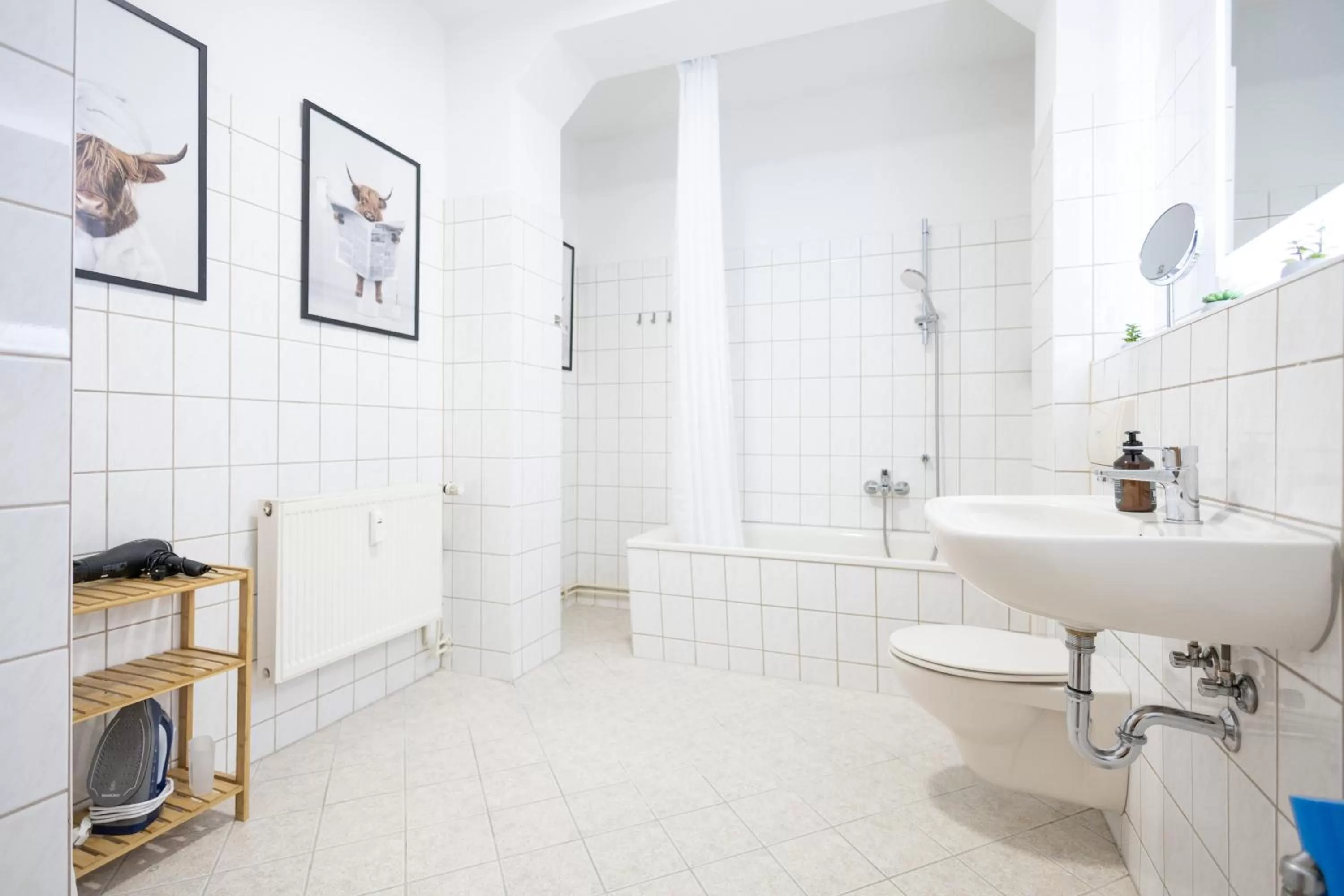 Shower, Bathroom in Ko-Living Space an der Oper - Street Art Design Apartments