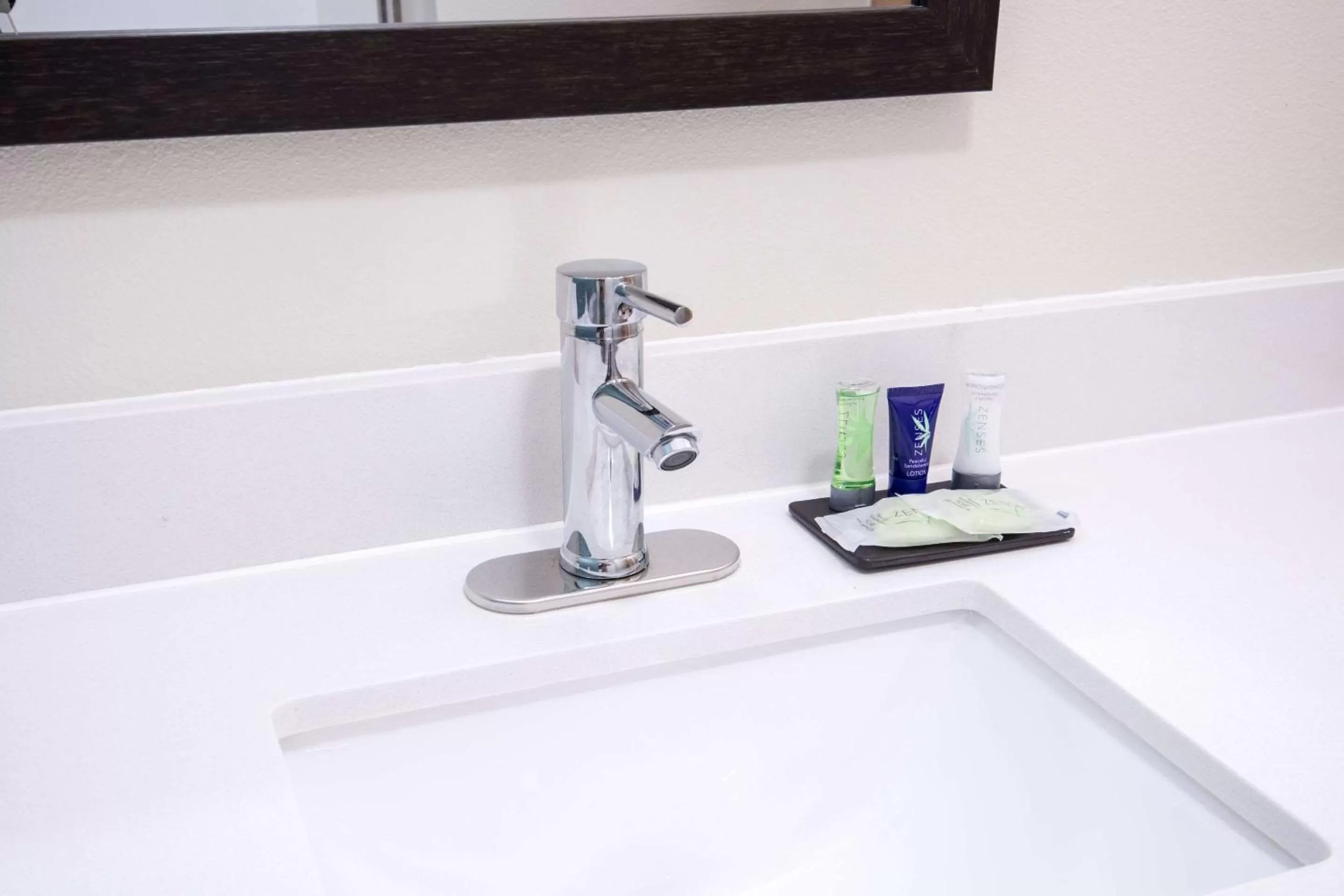 Bedroom in Sleep Inn & Suites Washington near Peoria