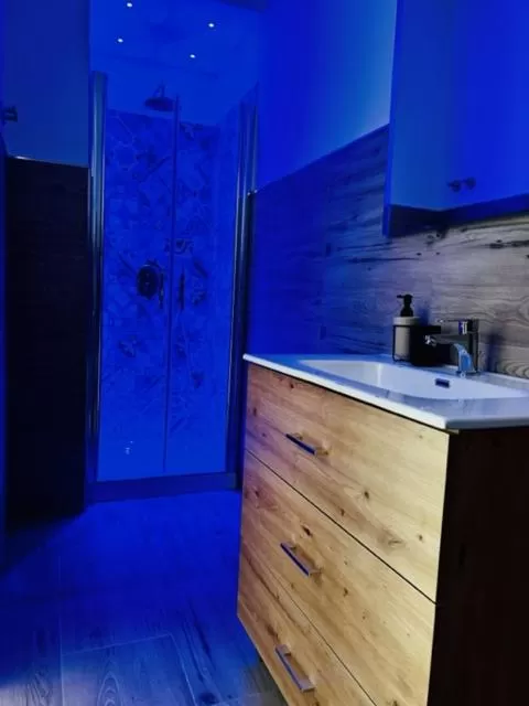 Toilet, Kitchen/Kitchenette in Aqua B&B - Rooms and Apartments