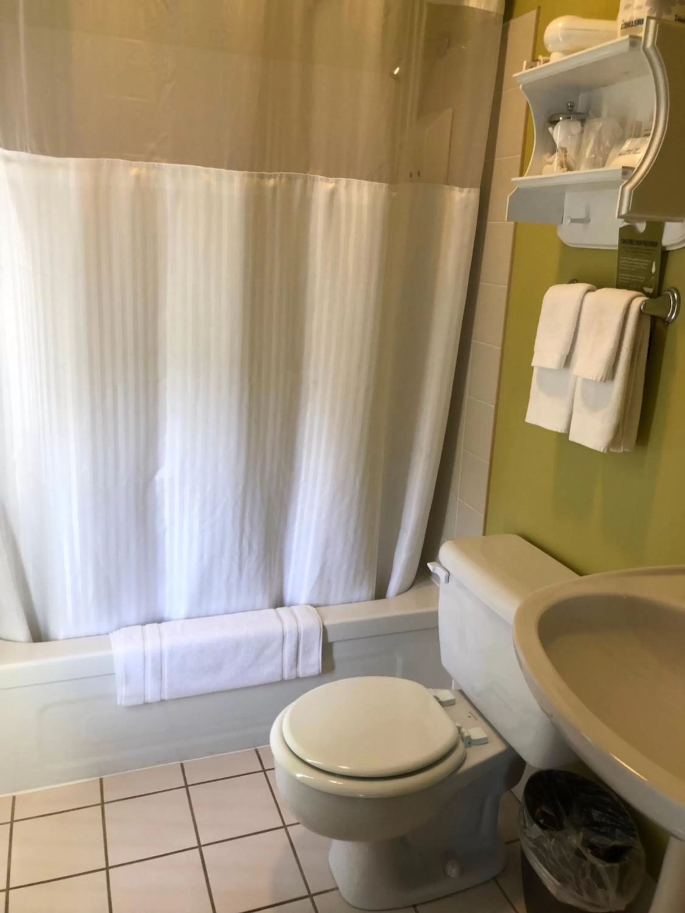 Photo of the whole room in Auberge d'Anjou-Sūrya Café