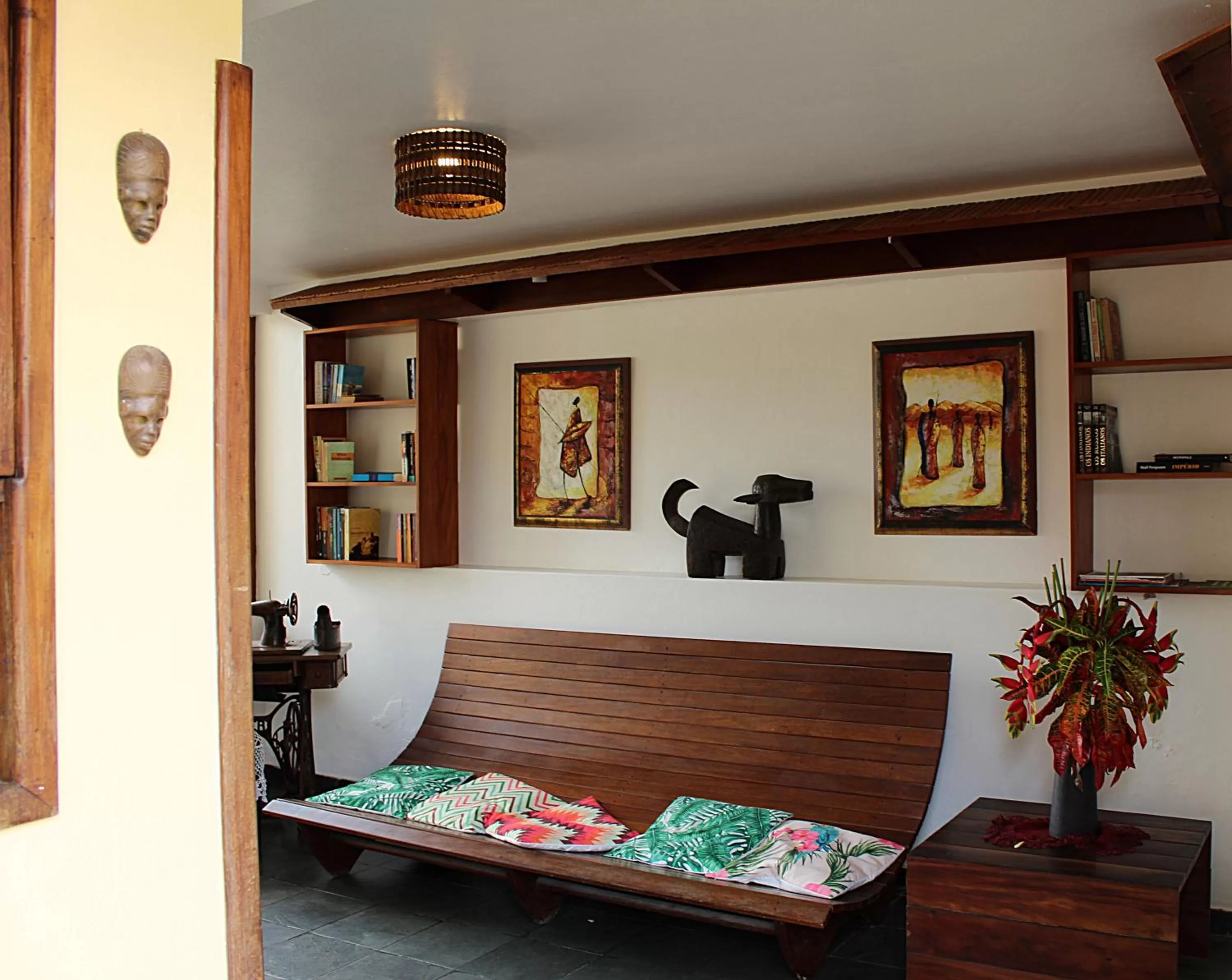 Library, Lobby/Reception in Pousada dos Hibiscus