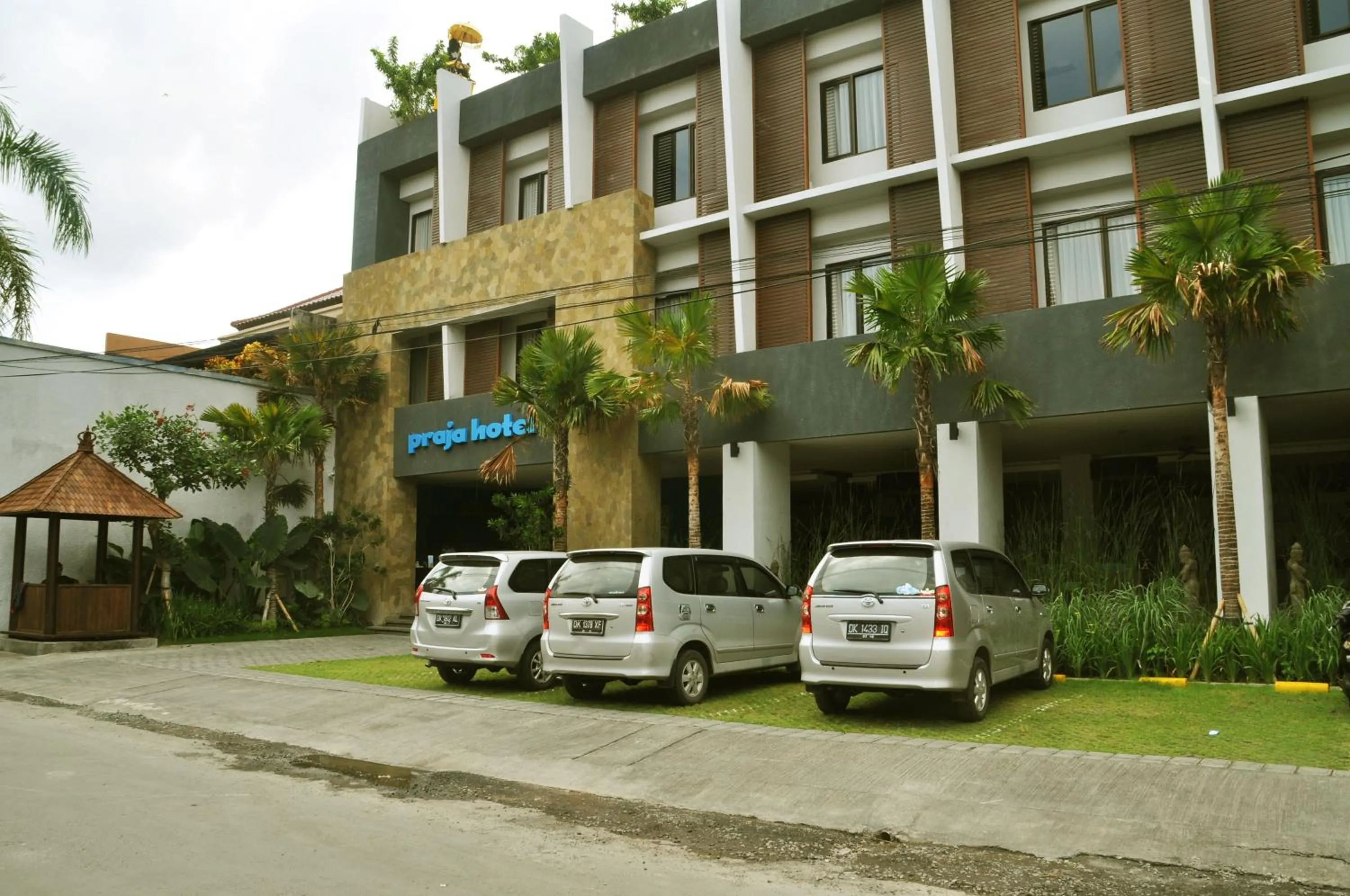 Facade/entrance in Praja Hotel