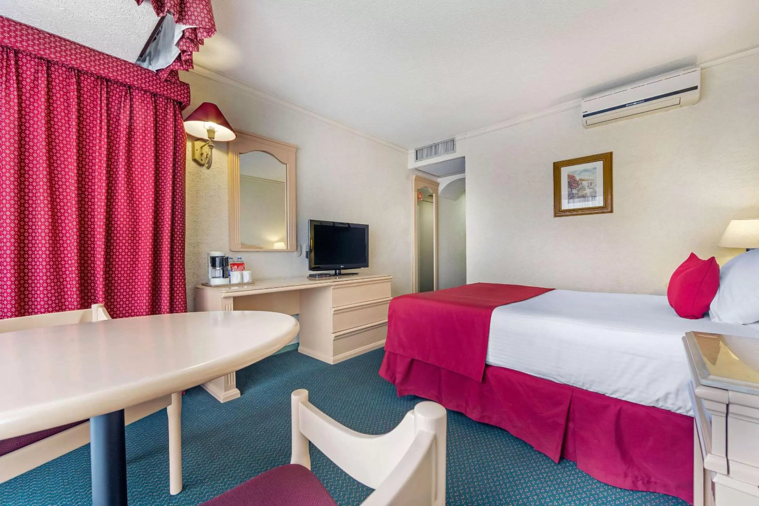 Photo of the whole room, Bed in Quality Inn Aguascalientes