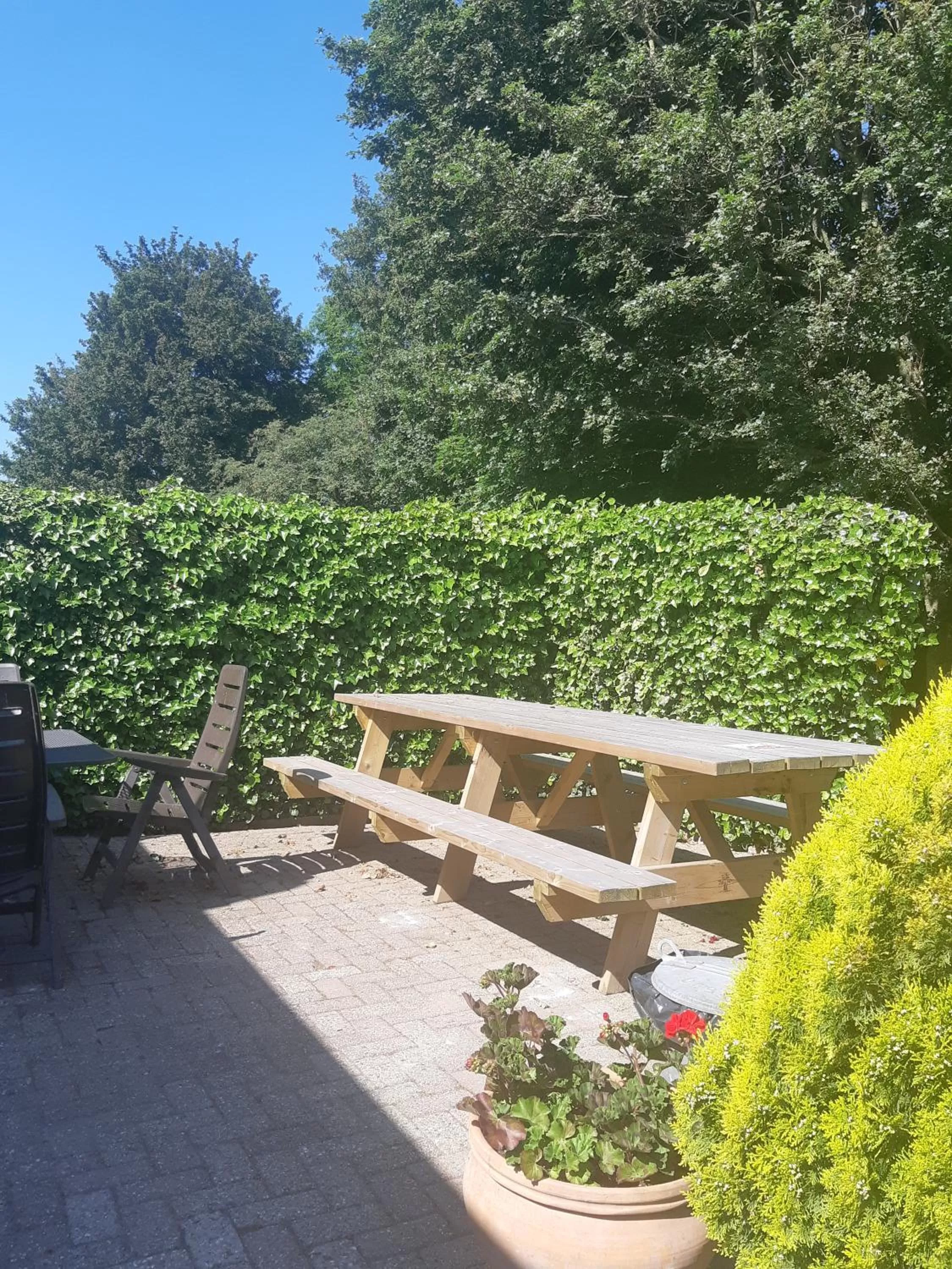 Property building, Garden in B&B De Kandelaar