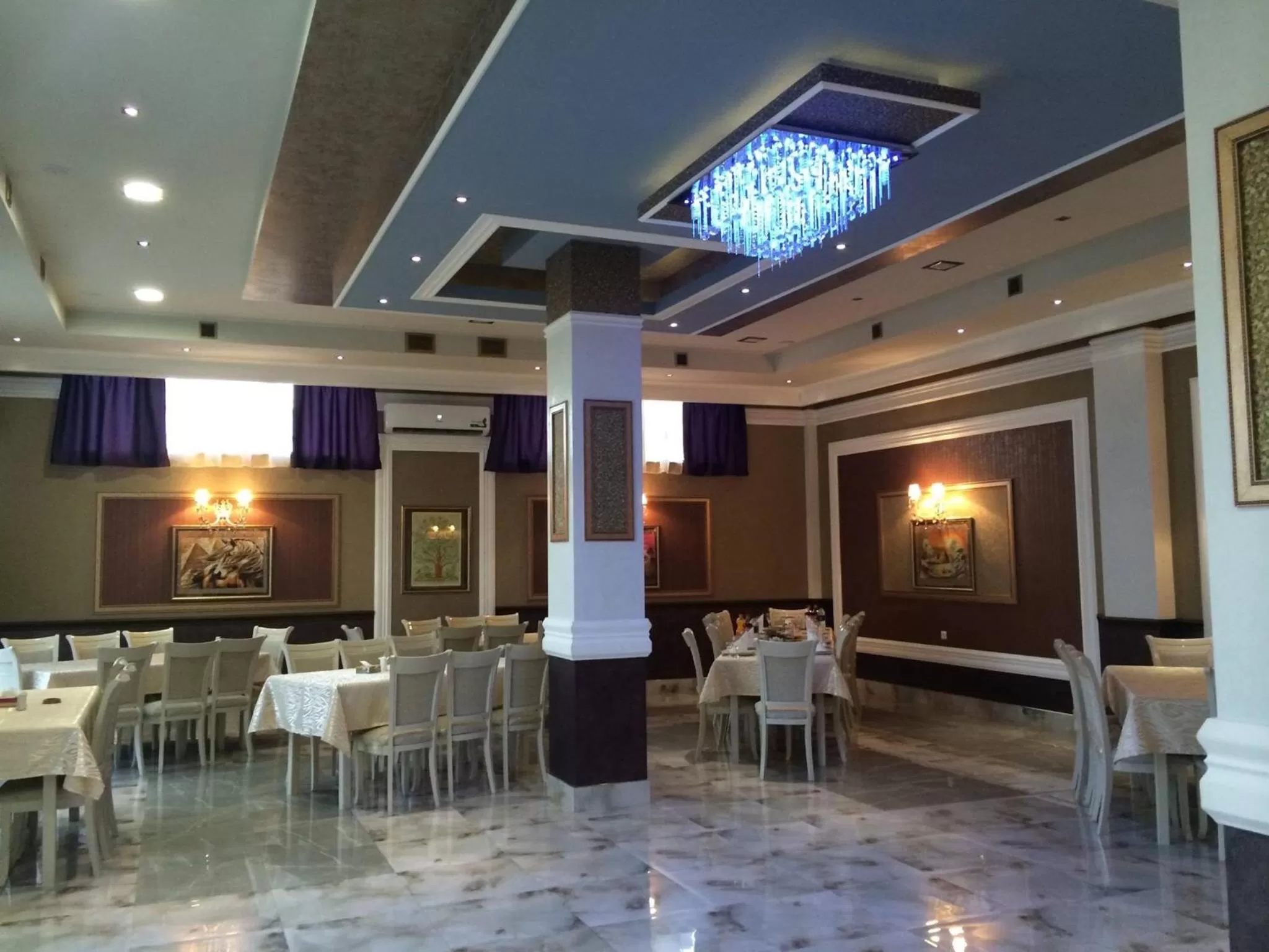 Restaurant/places to eat in Lara Hotel