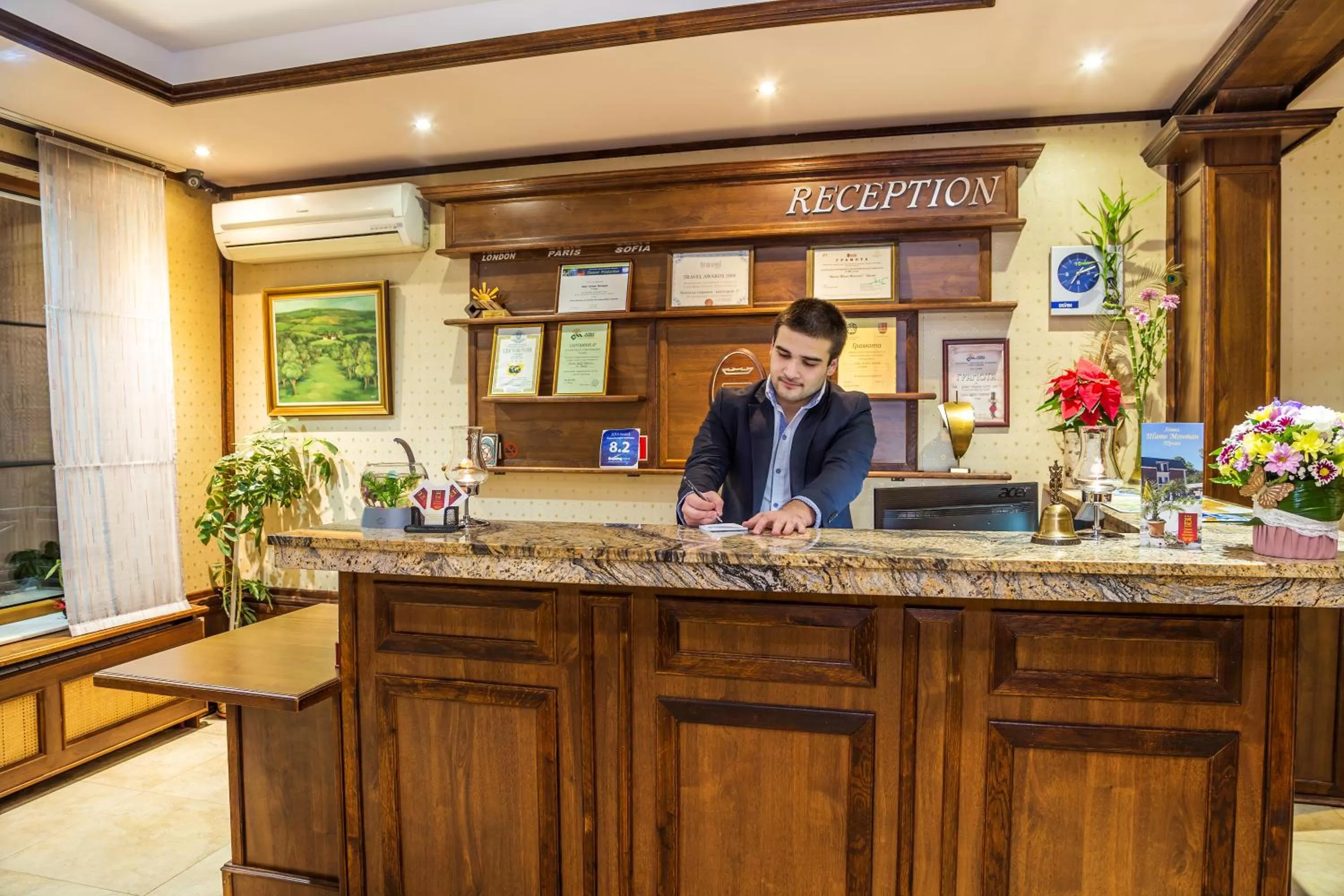 Lobby or reception in Chateau Montagne Hotel Troyan