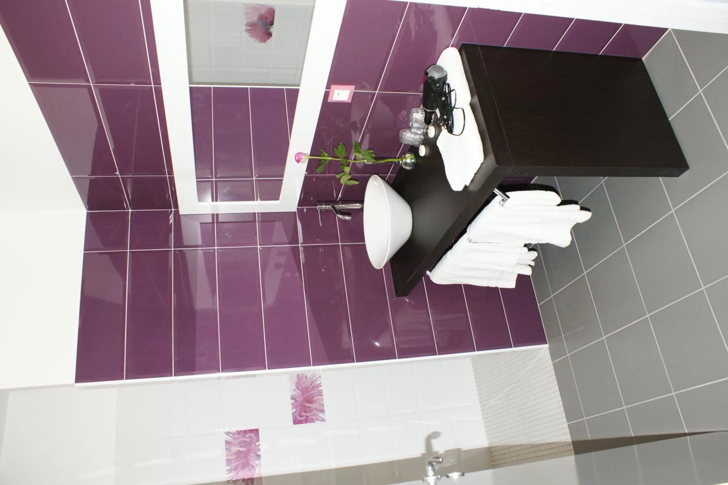 Bathroom in Logis- Hôtel Spa Restaurant l'Epicurial