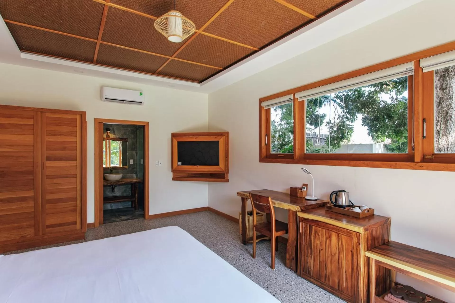 Communal lounge/ TV room, Bed in Rocks Beach Boutique