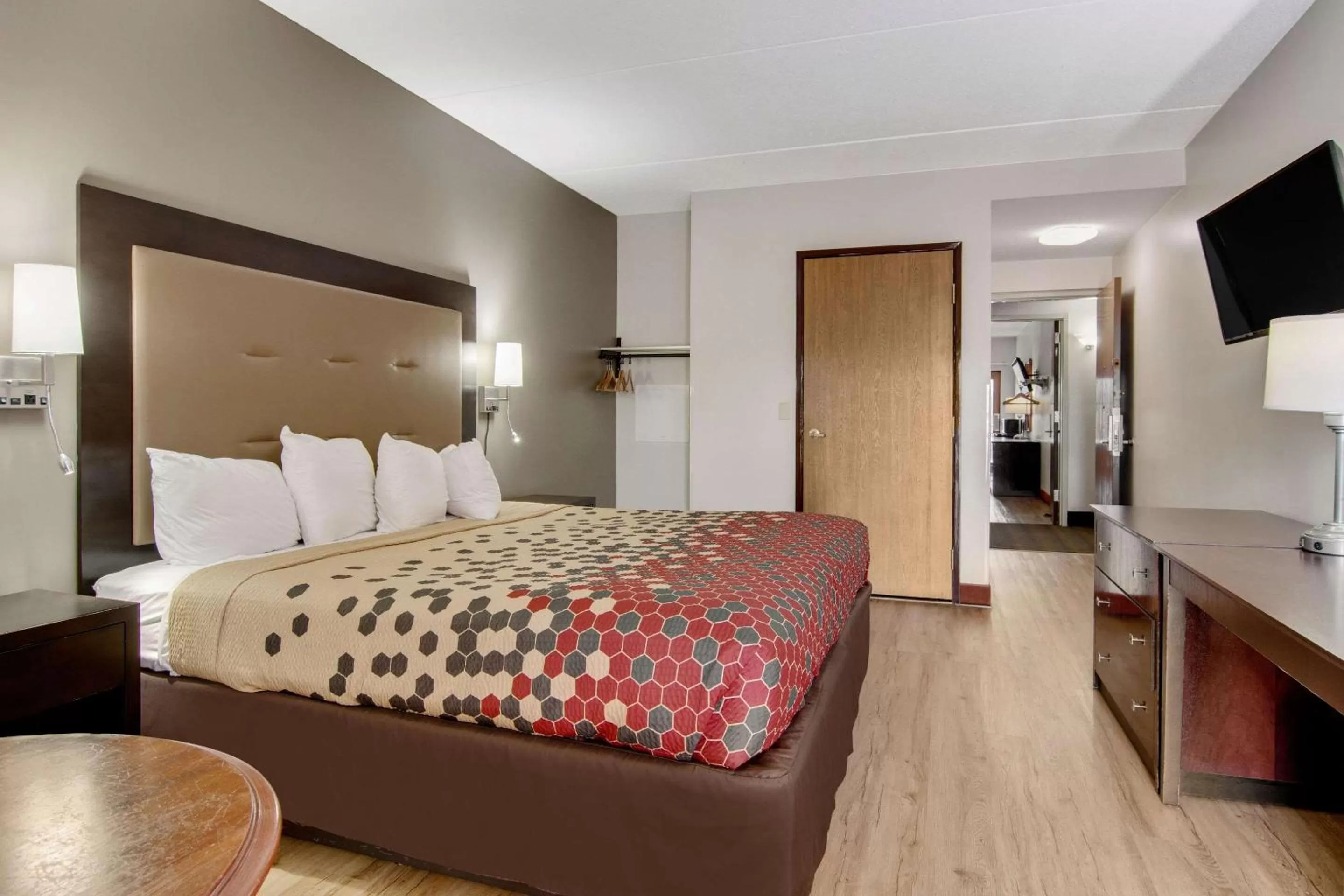 Bedroom, Bed in Econo Lodge Cadillac by Choice