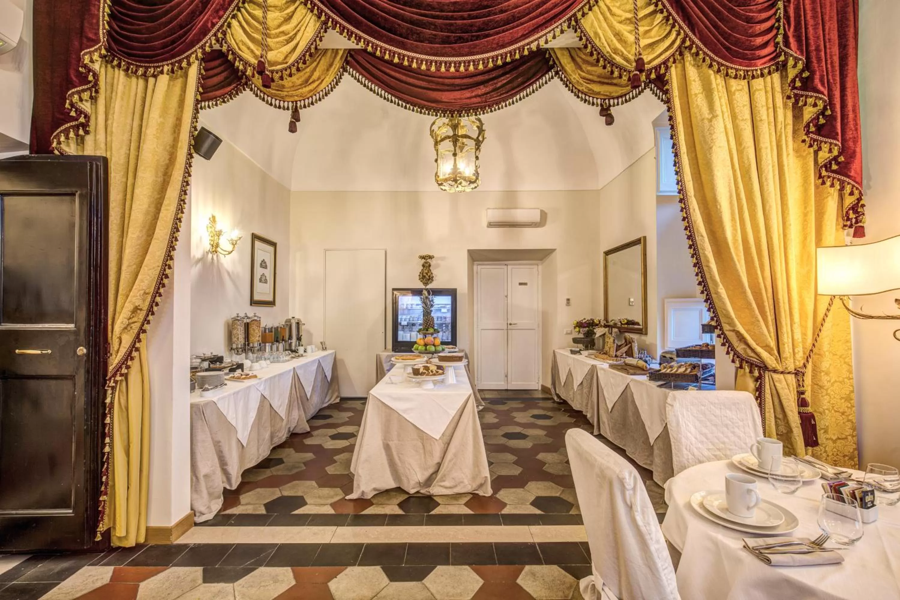Restaurant/places to eat, Bed in Eitch Borromini Palazzo Pamphilj