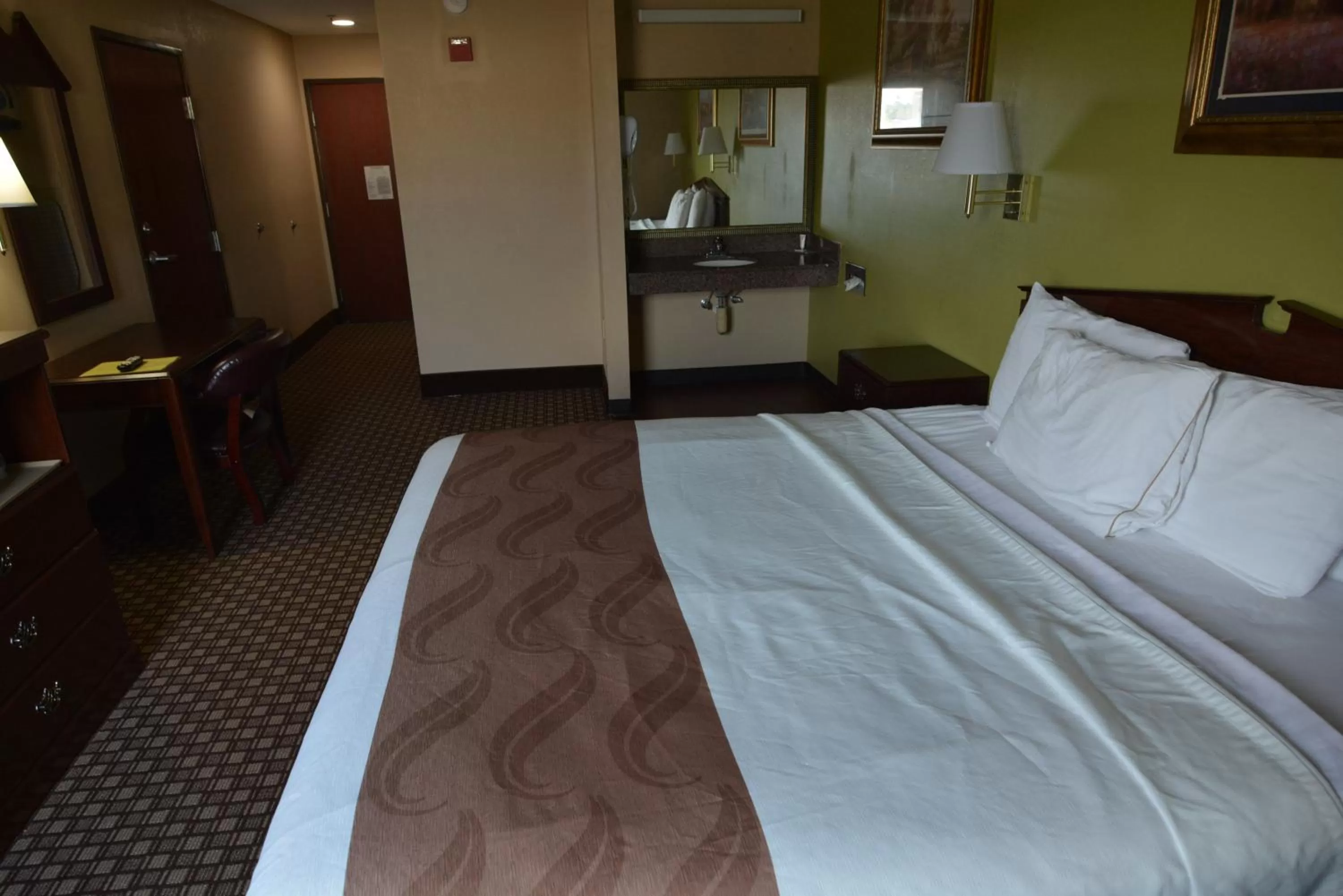 Bed in Jameson Inn and Suites Hazelhurst