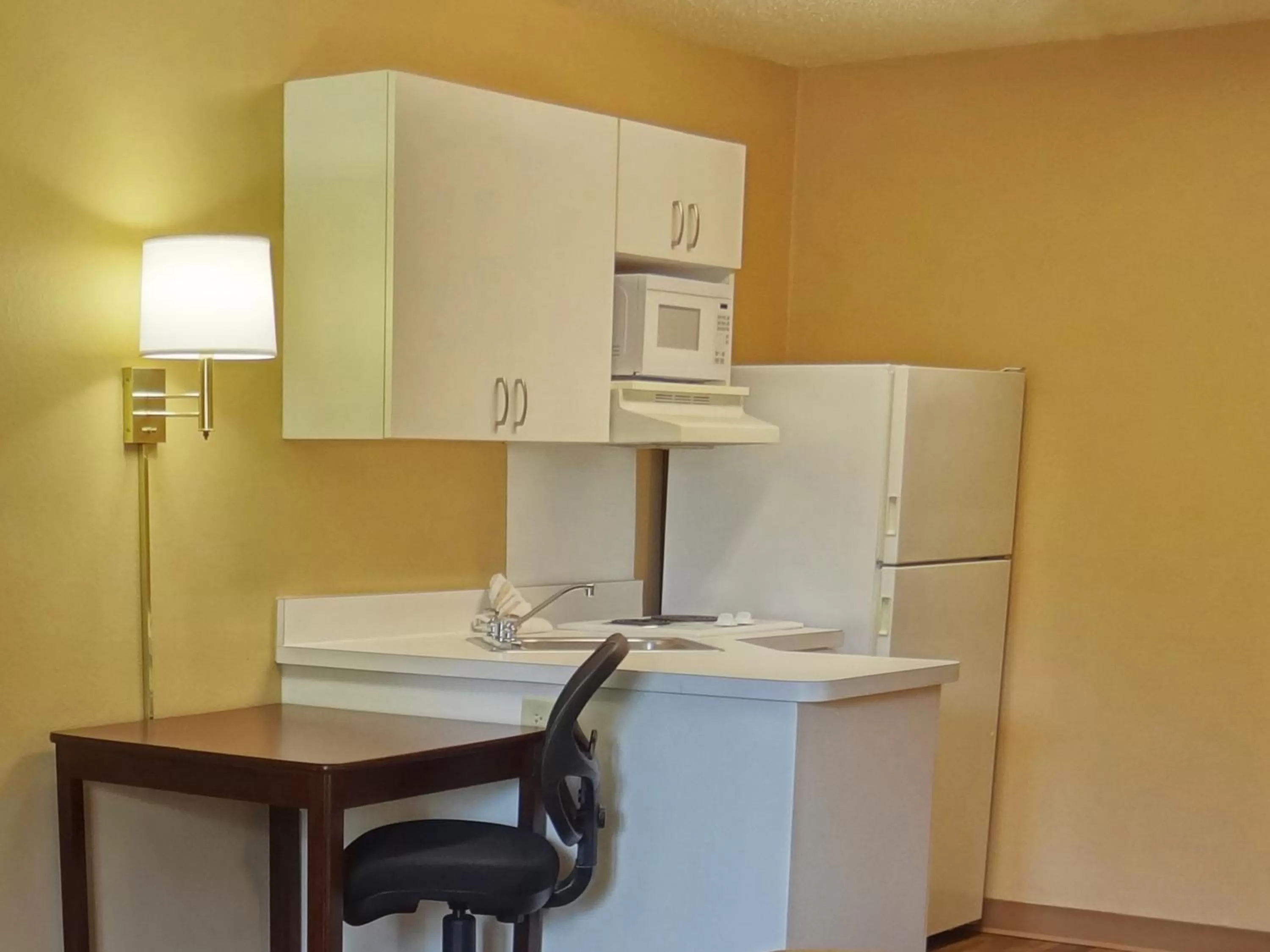 Kitchen or kitchenette in Extended Stay America Select Suites - Jackson - North