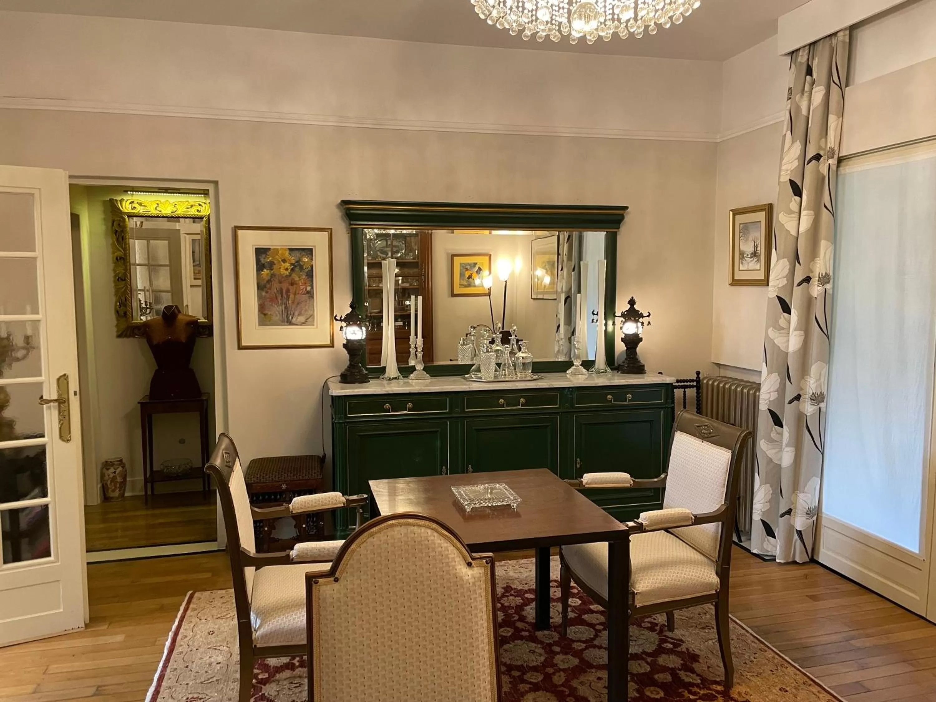 Dining area in La Villa de Chinon