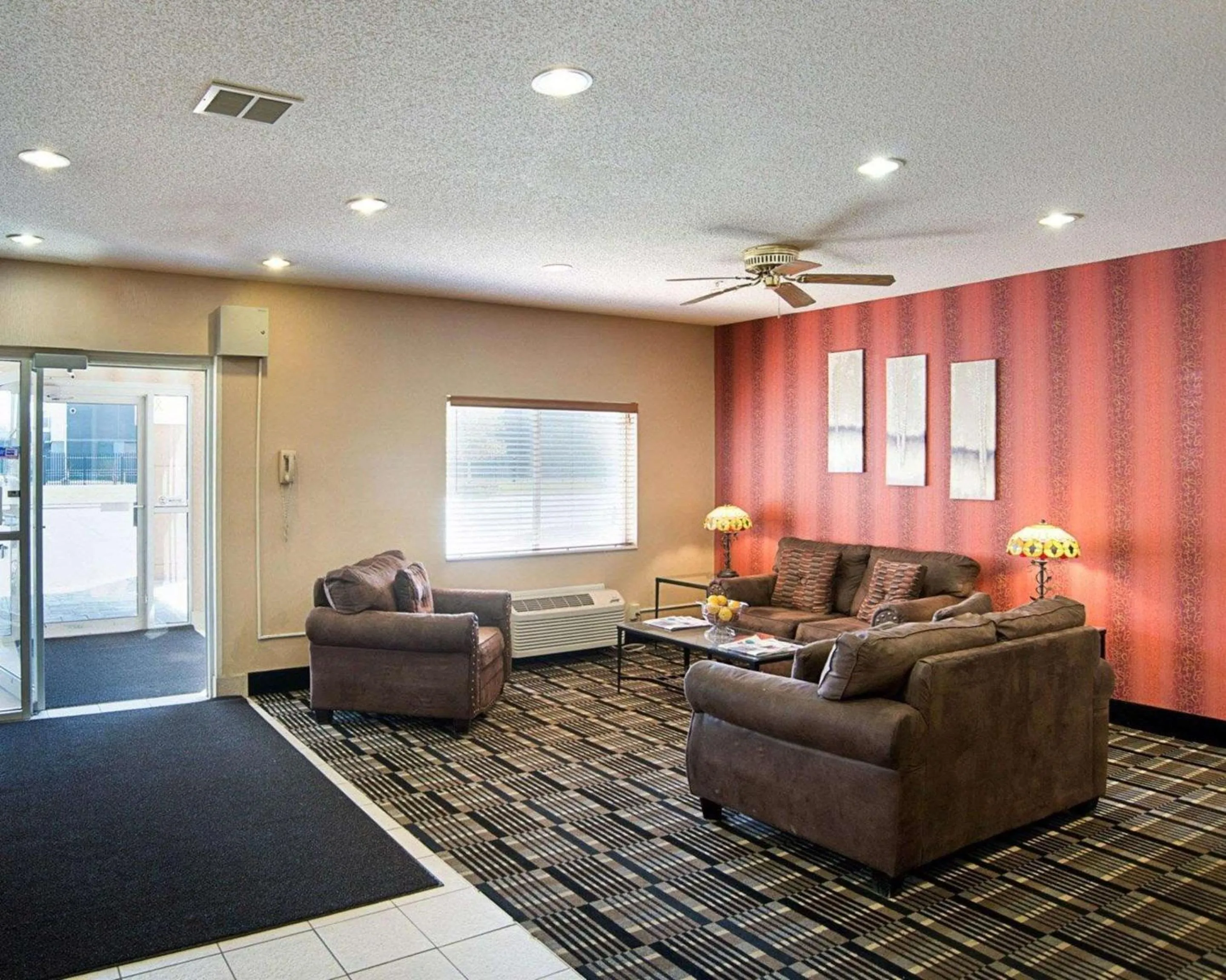 Lobby or reception in Quality Inn Brooklyn Center