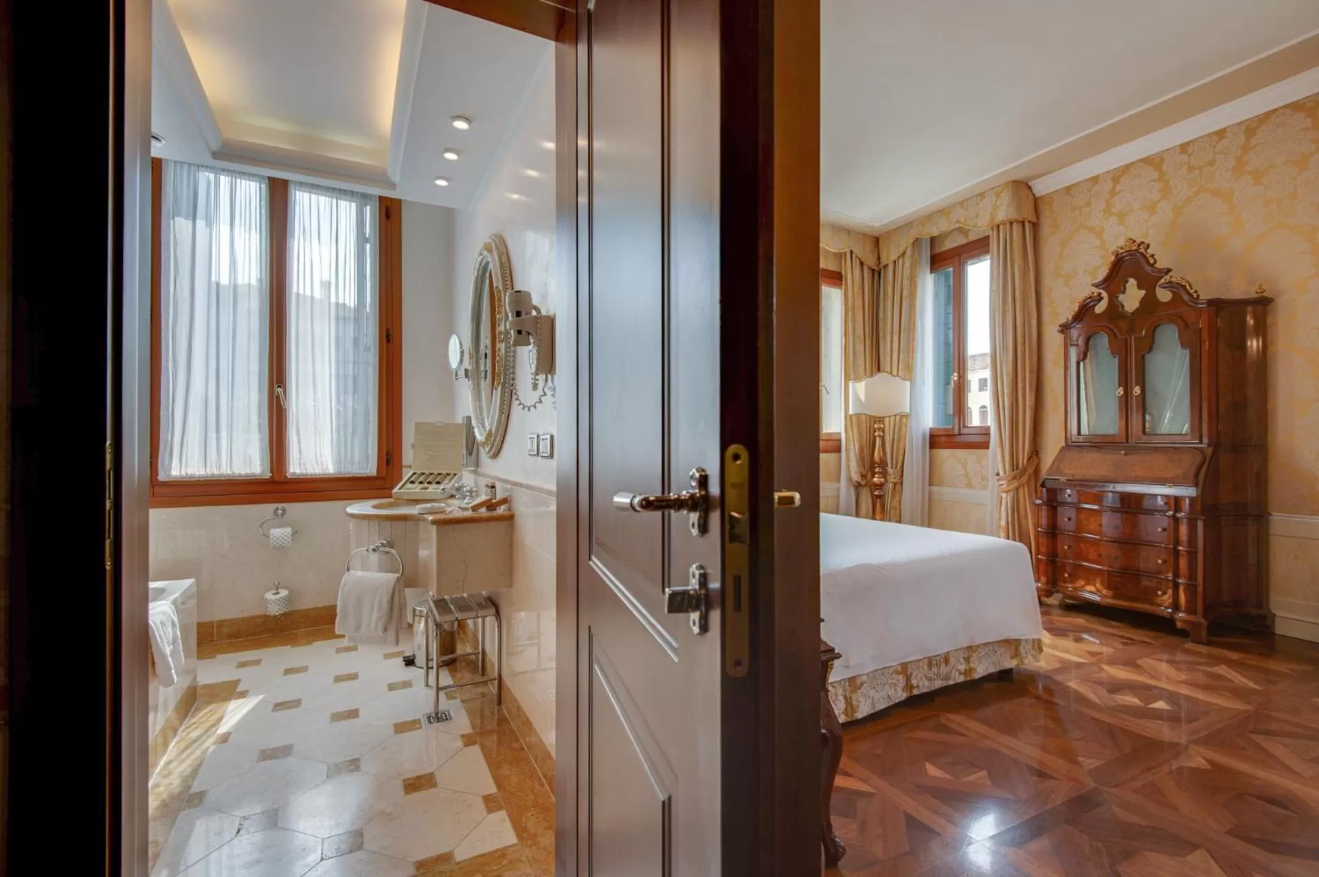 Bedroom, Bed in Canal Grande