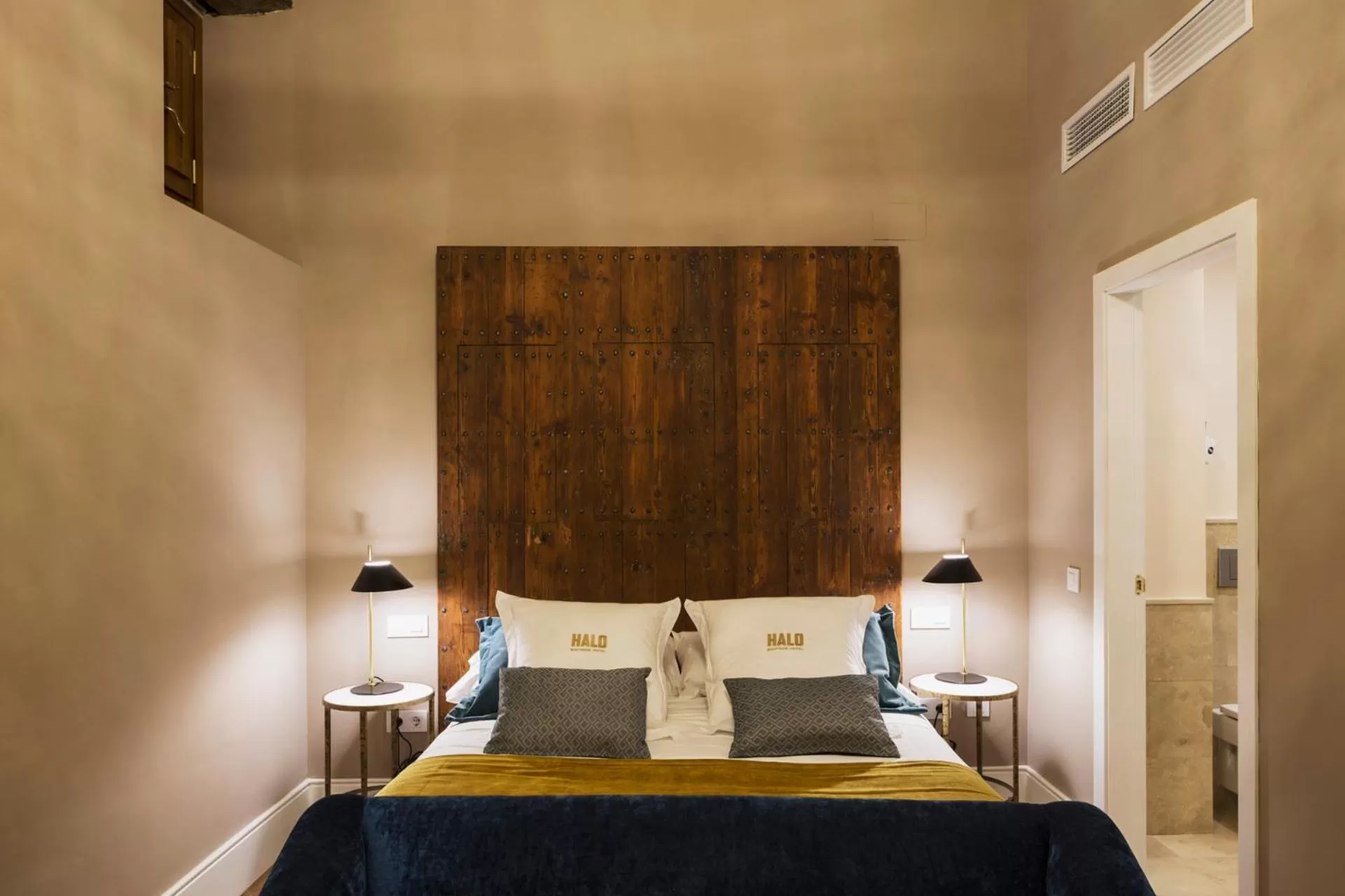 Photo of the whole room, Bed in Halo Boutique Hotel