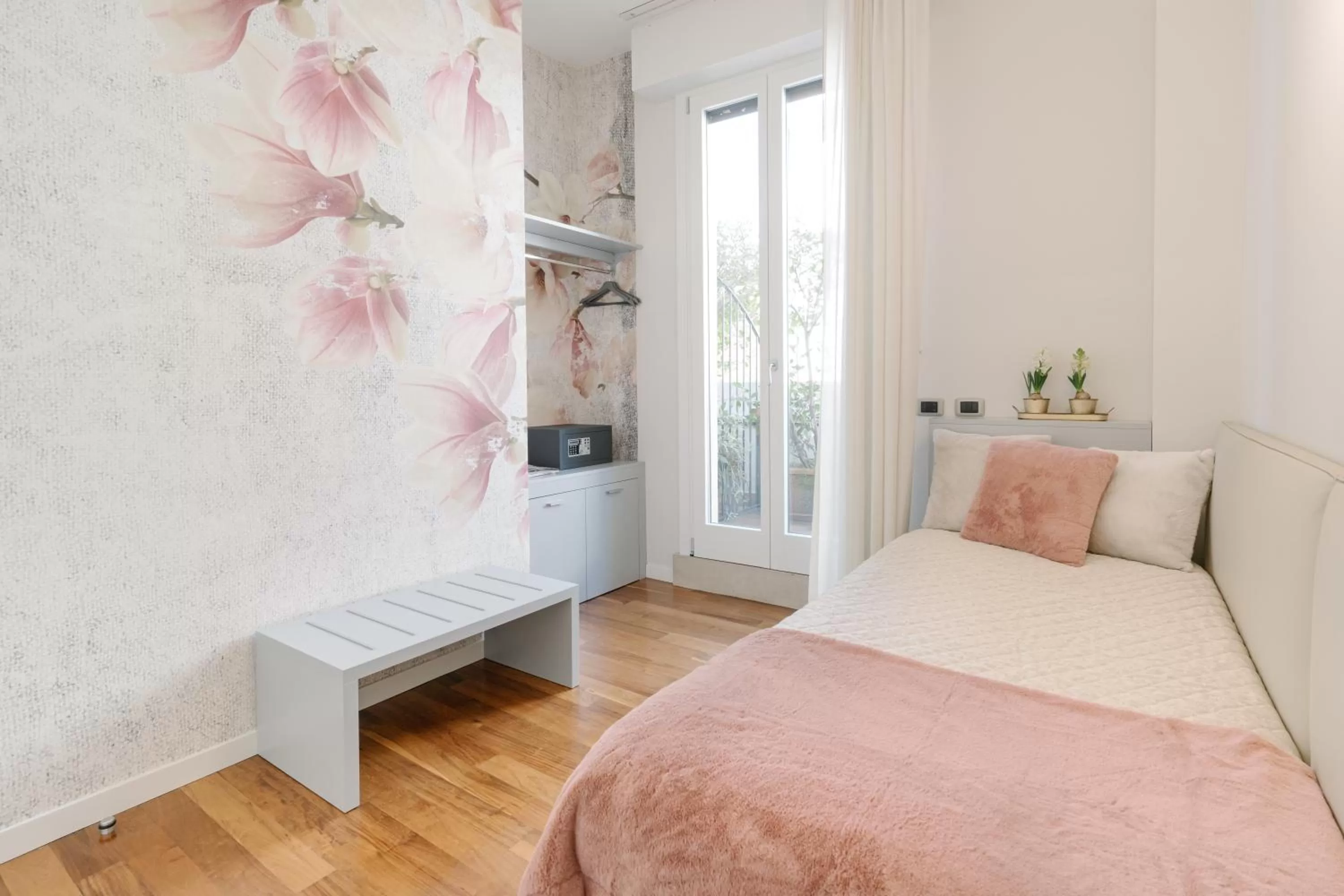 Photo of the whole room, Bed in Hotel Giulietta e Romeo ***S