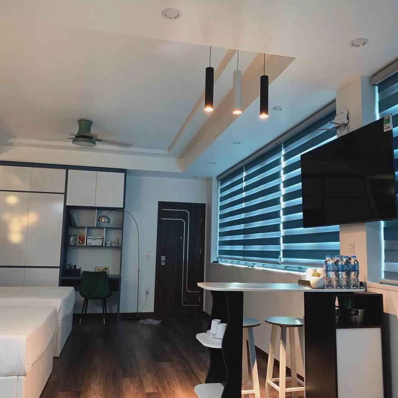 Dining area, Kitchen/Kitchenette in Mio Hotel