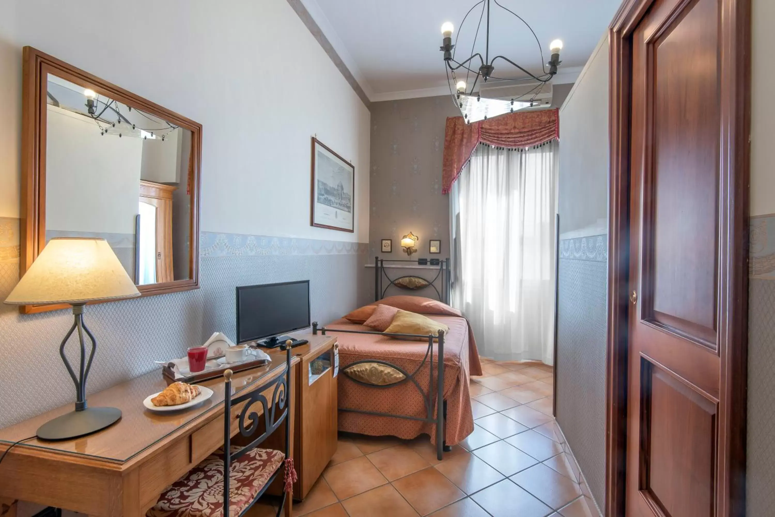 Single Room in Pinto-Storey Hotel Single Room in Pinto-Storey Hotel