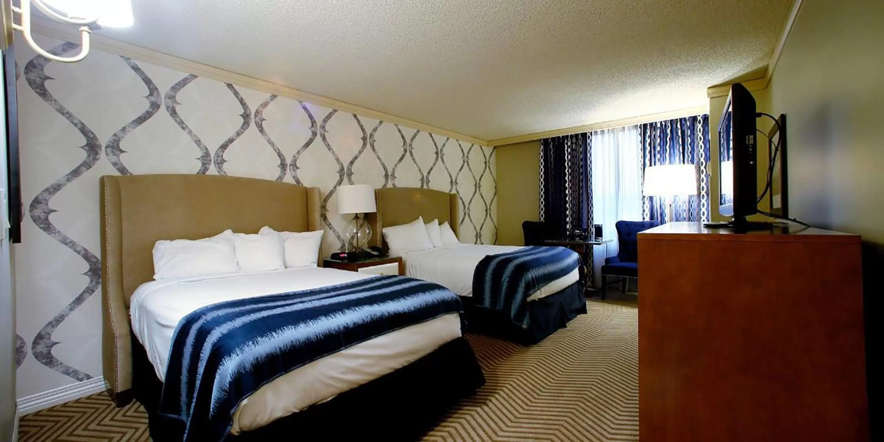 Bed in Harrah's Kansas City, A Caesars Destination
