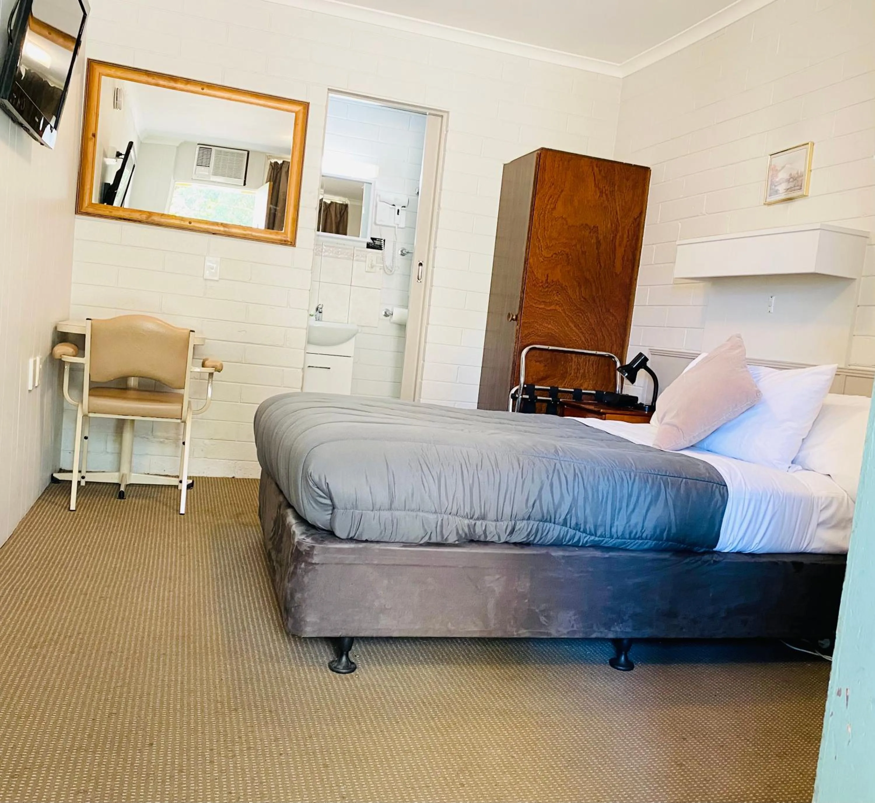 Bed in Millers Cottage Motel