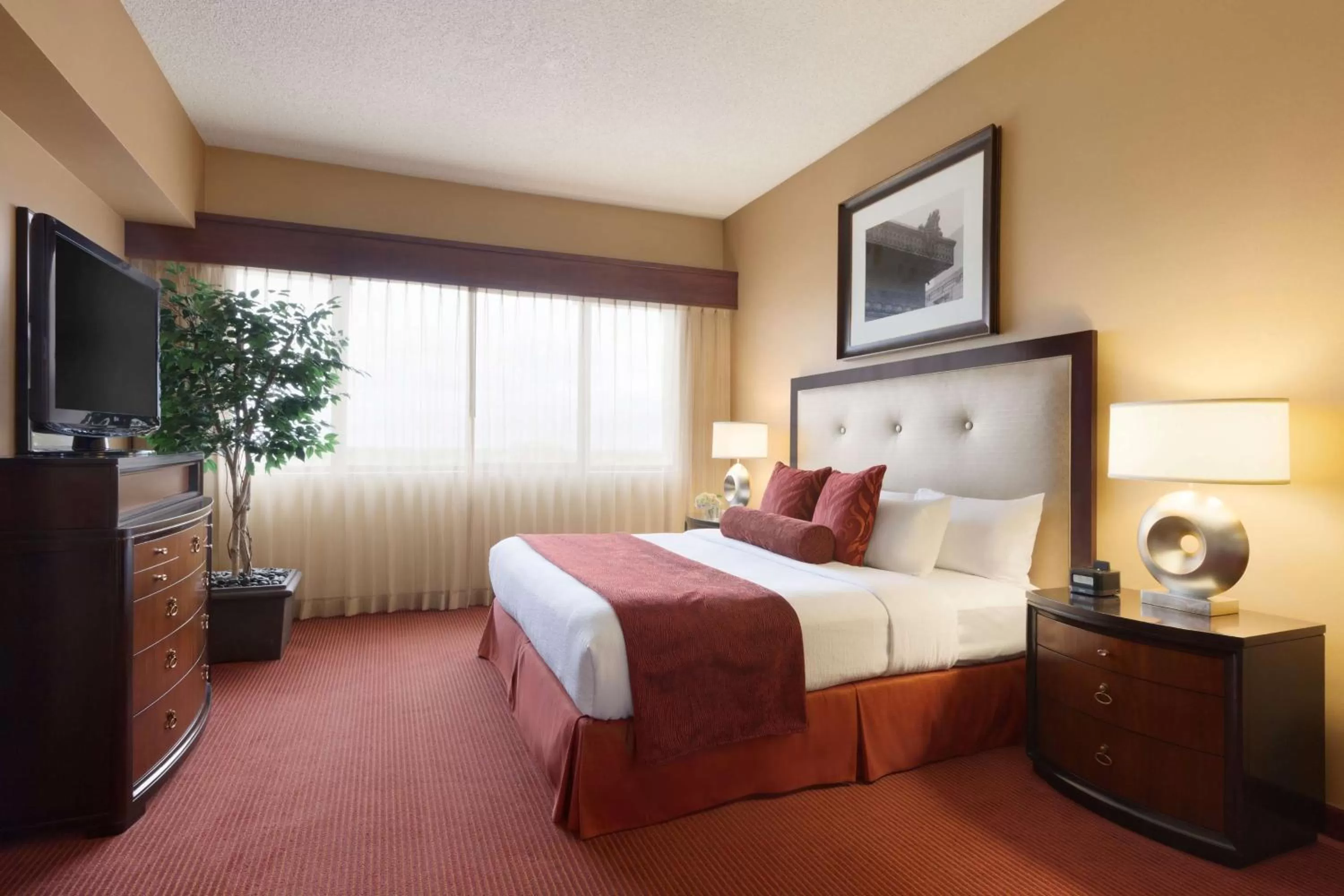 Bed in Embassy Suites by Hilton Kansas City International Airport