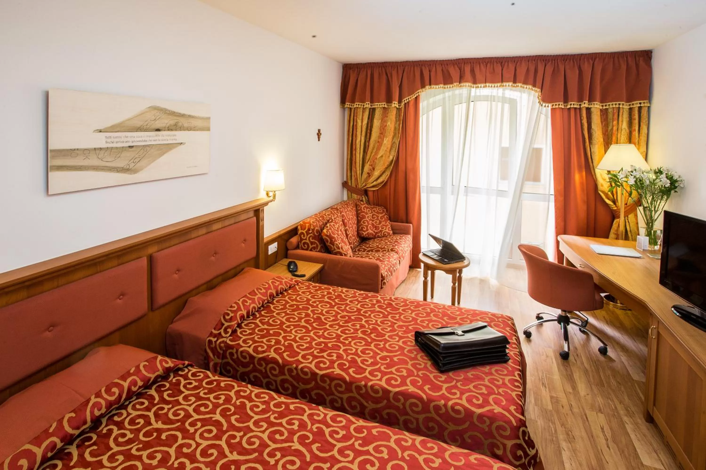 Photo of the whole room, Bed in Sartori's Hotel