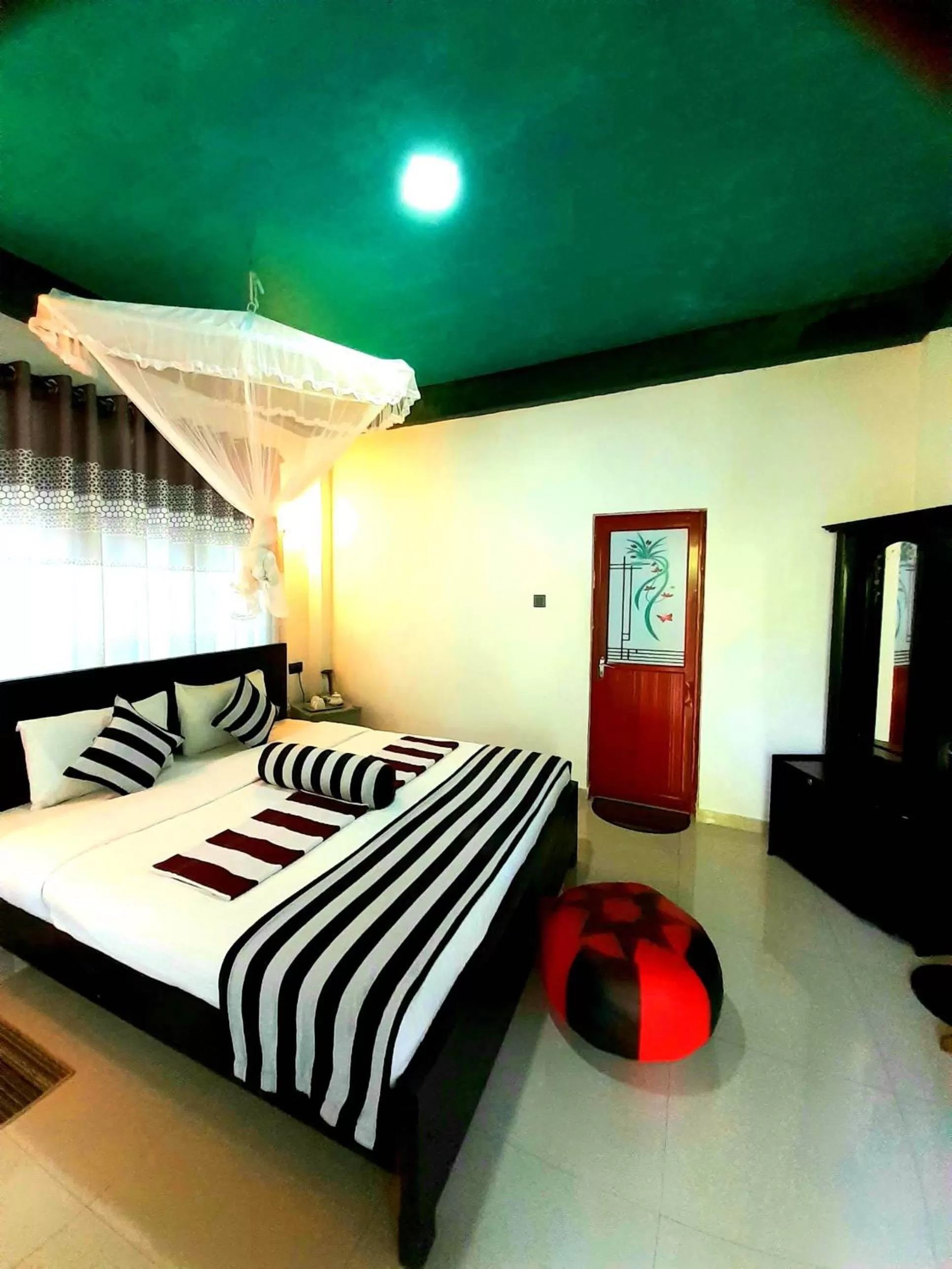 Bedroom, Bed in Green Lantern Inn